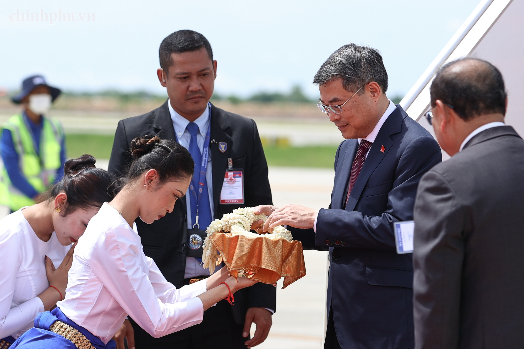 Thủ tướng L&ecirc; Minh Hưng tới Phnom Penh, bắt đầu chuyến thăm ch&iacute;nh thức Campuchia - Ảnh 2.