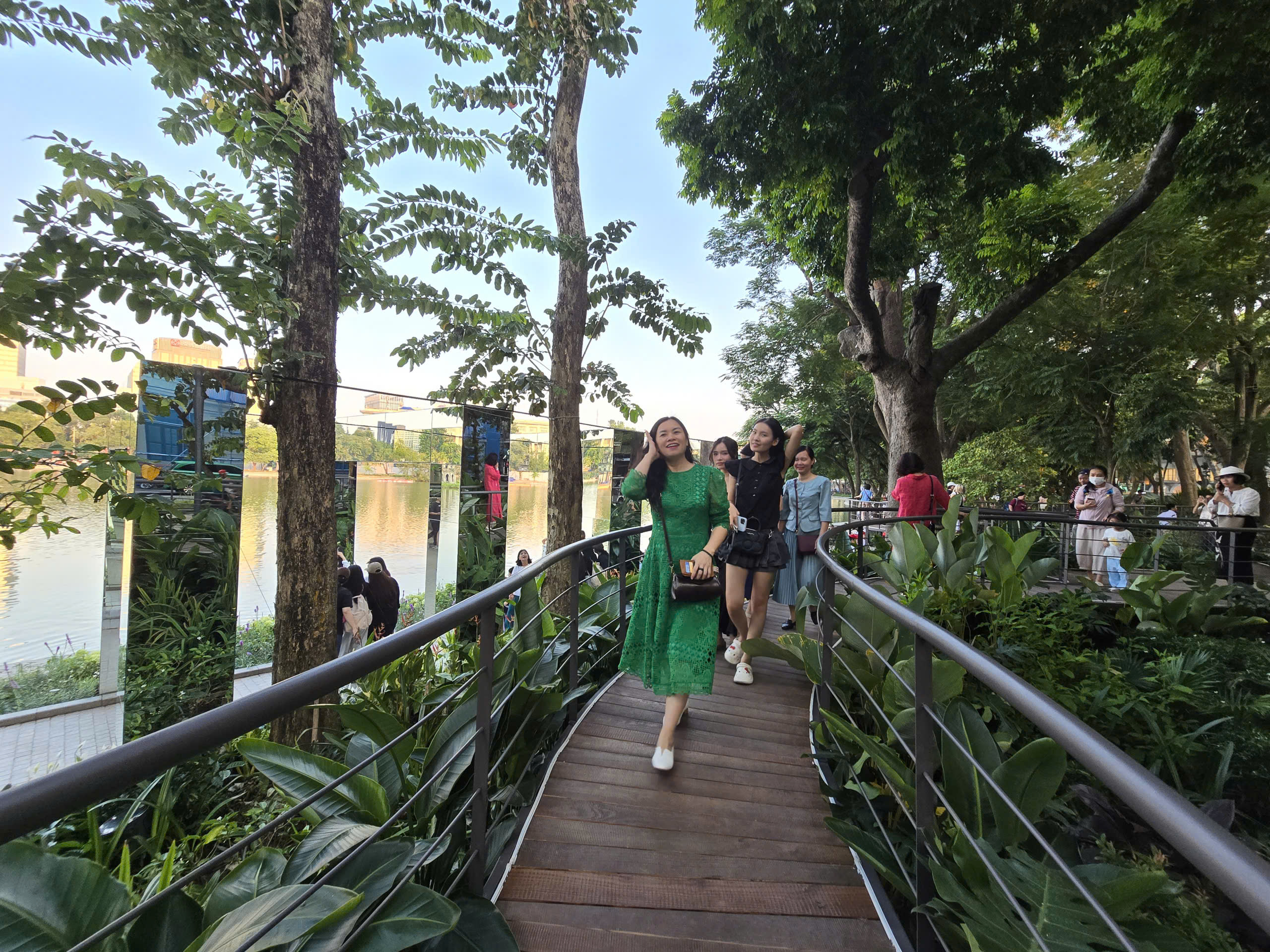L&agrave;m mới cảm x&uacute;c với kh&ocirc;ng gian nghệ thuật &ldquo;Dải lụa k&yacute; ức&rdquo; b&ecirc;n hồ Ho&agrave;n Kiếm - Ảnh 18.