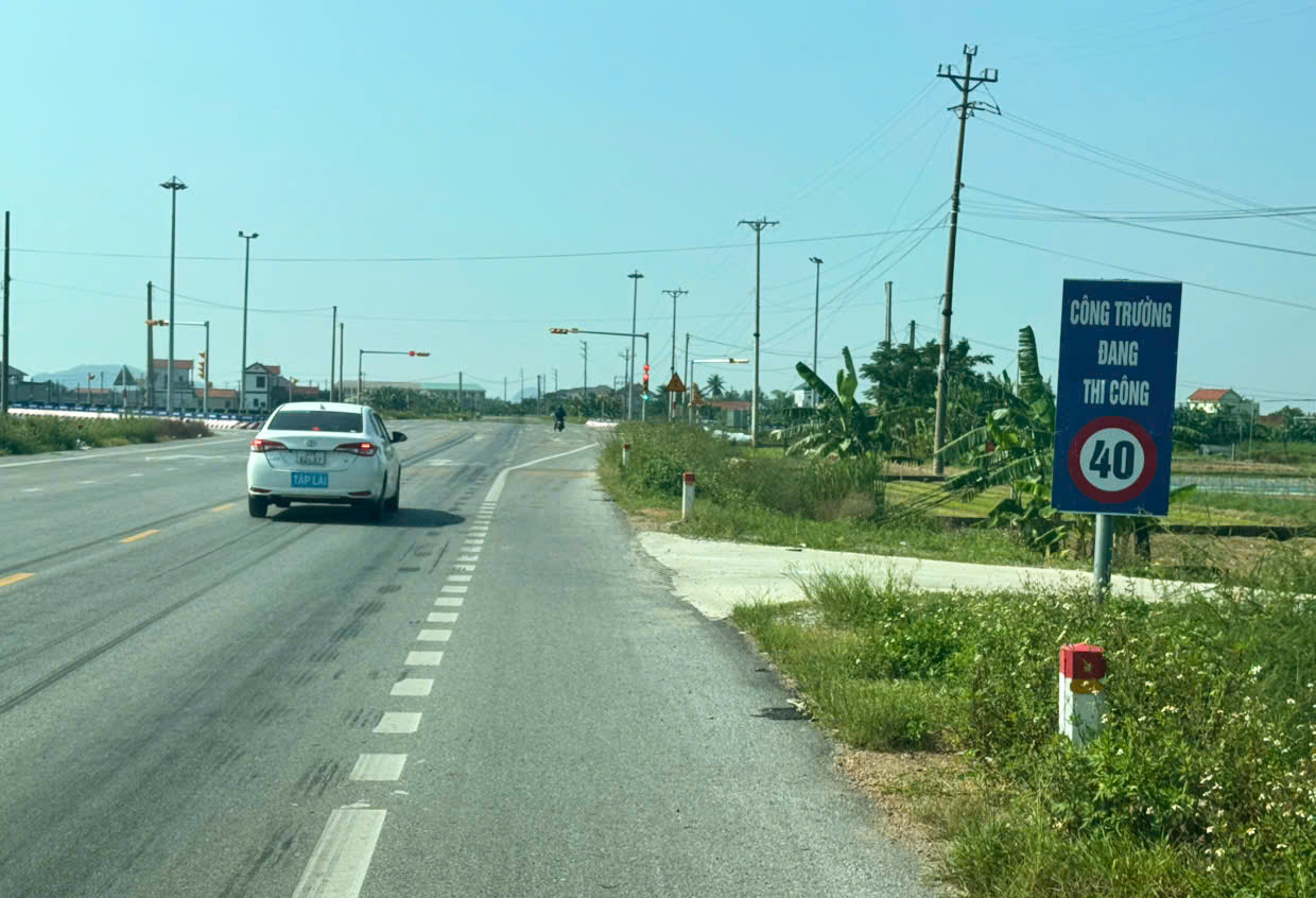 V&igrave; sao đường ven biển 4.651 tỷ đồng ở Nghệ An c&oacute; nhiều đoạn giới hạn tốc độ 30 &ndash; 40km/h?- Ảnh 1.