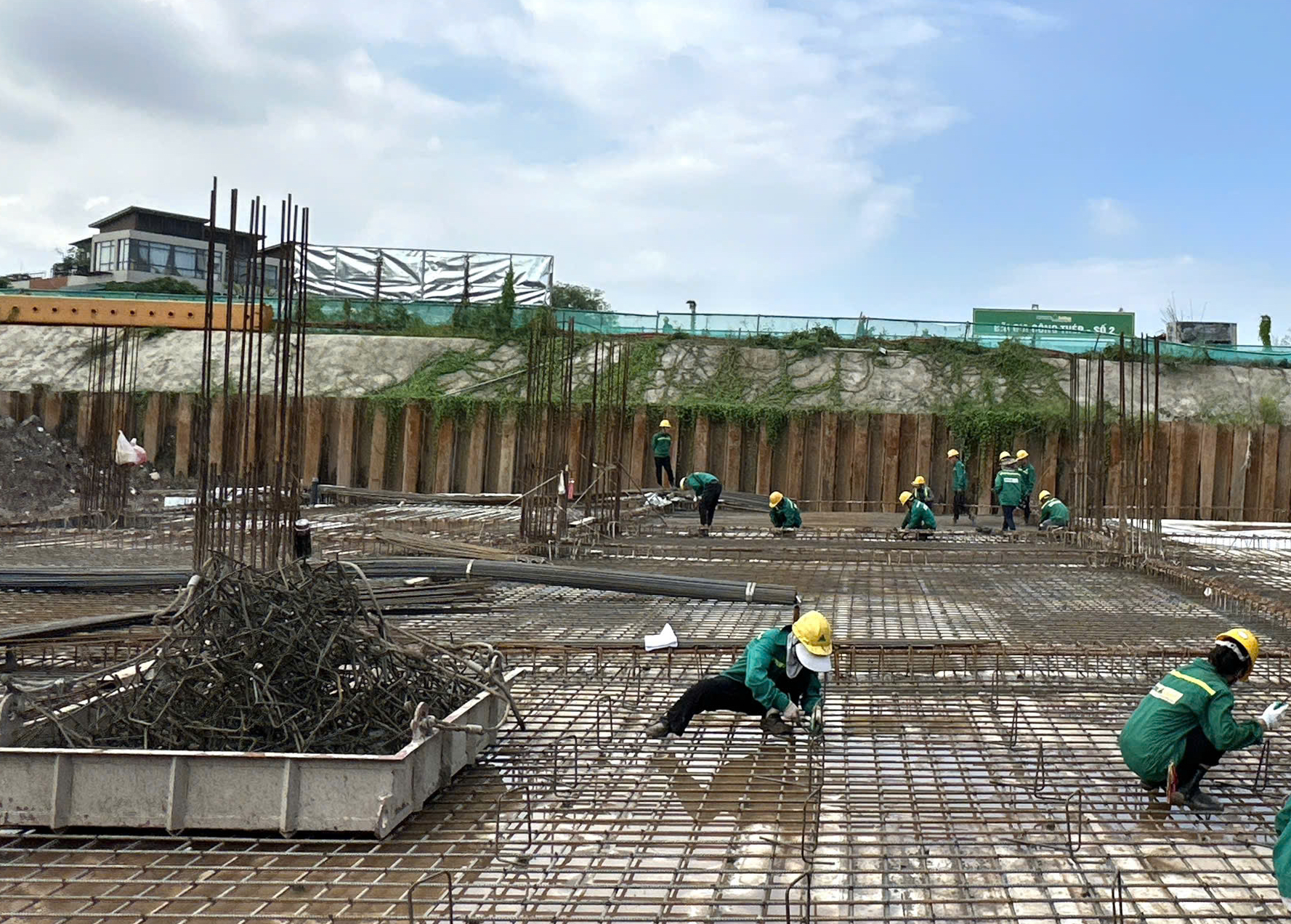 Công trường khát thợ, nhà thầu phải đổi cách giữ người - Ảnh 2.