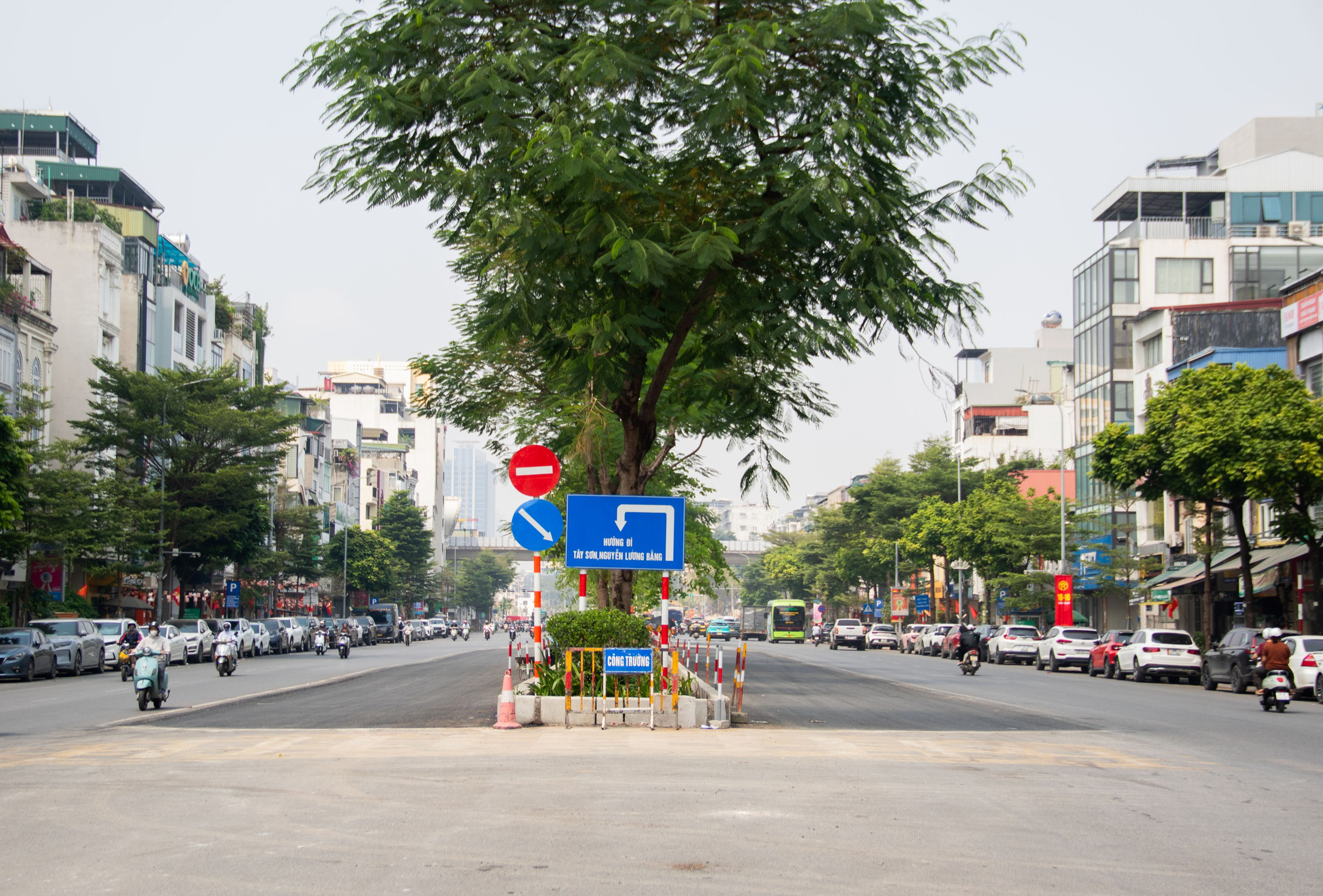 Phố &Ocirc; Chợ Dừa mở rộng mặt đường, giảm &aacute;p lực giao th&ocirc;ng - Ảnh 1.