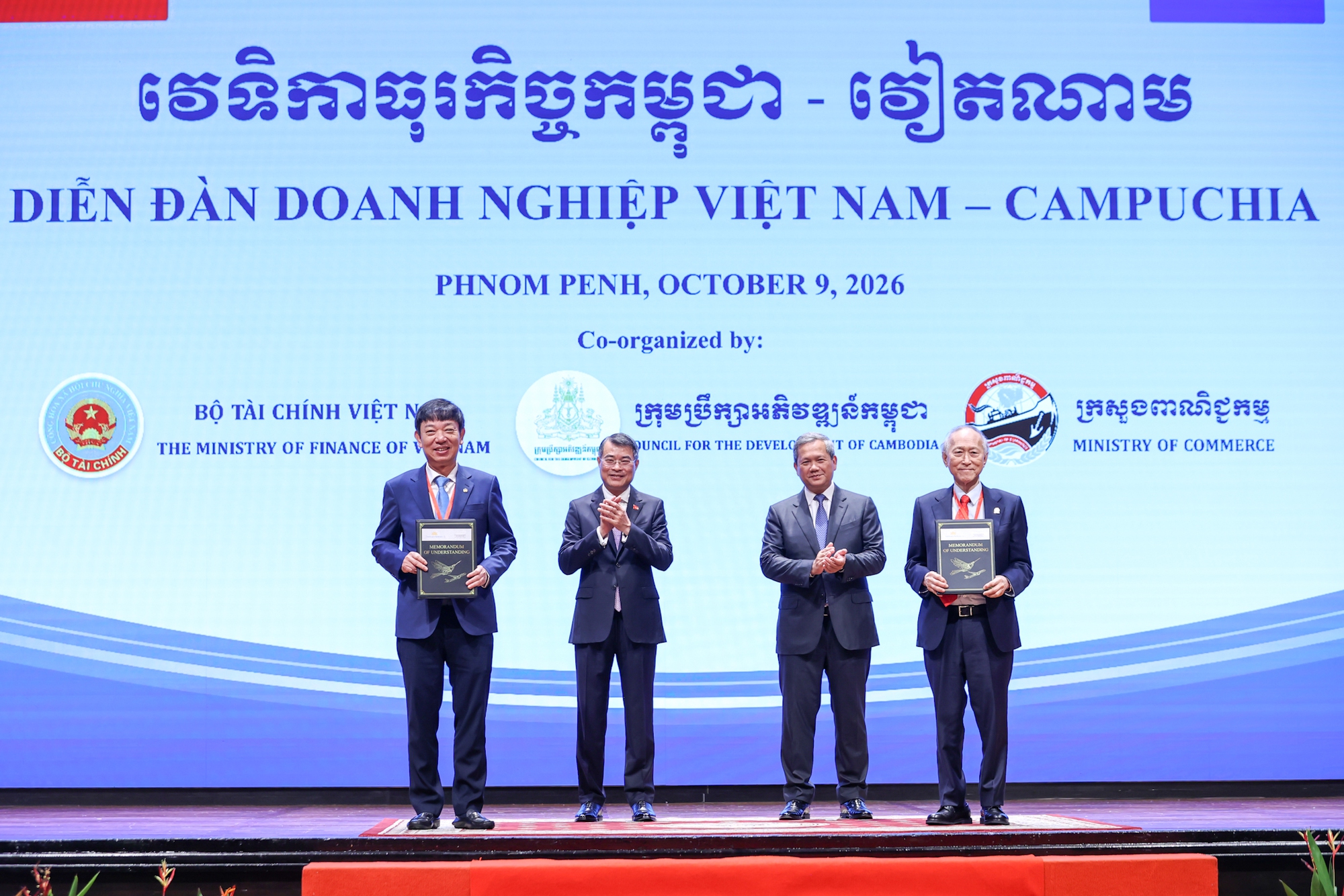 Hai Thủ tướng Việt Nam - Campuchia: Đưa hợp t&aacute;c kinh tế l&ecirc;n tầm cao mới- Ảnh 8.