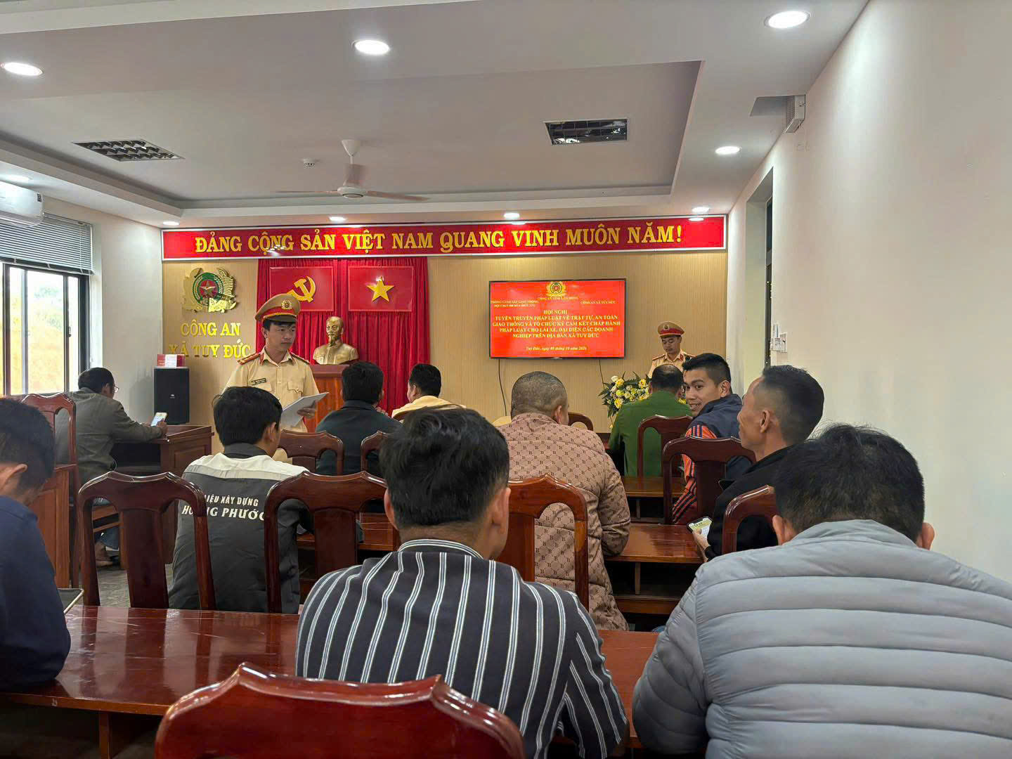 L&acirc;m Đồng: Tăng cường kiểm so&aacute;t an to&agrave;n giao th&ocirc;ng đối với l&aacute;i xe vận tải- Ảnh 1.