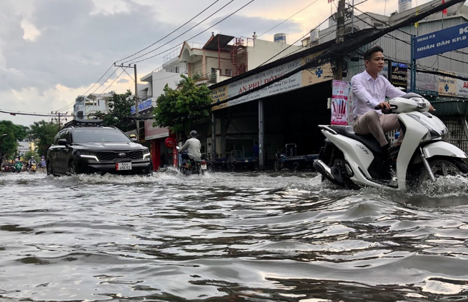 TP.HCM n&acirc;ng cấp đường Phạm Văn Chi&ecirc;u hơn 40 tỷ đồng giải quyết ngập- Ảnh 1.