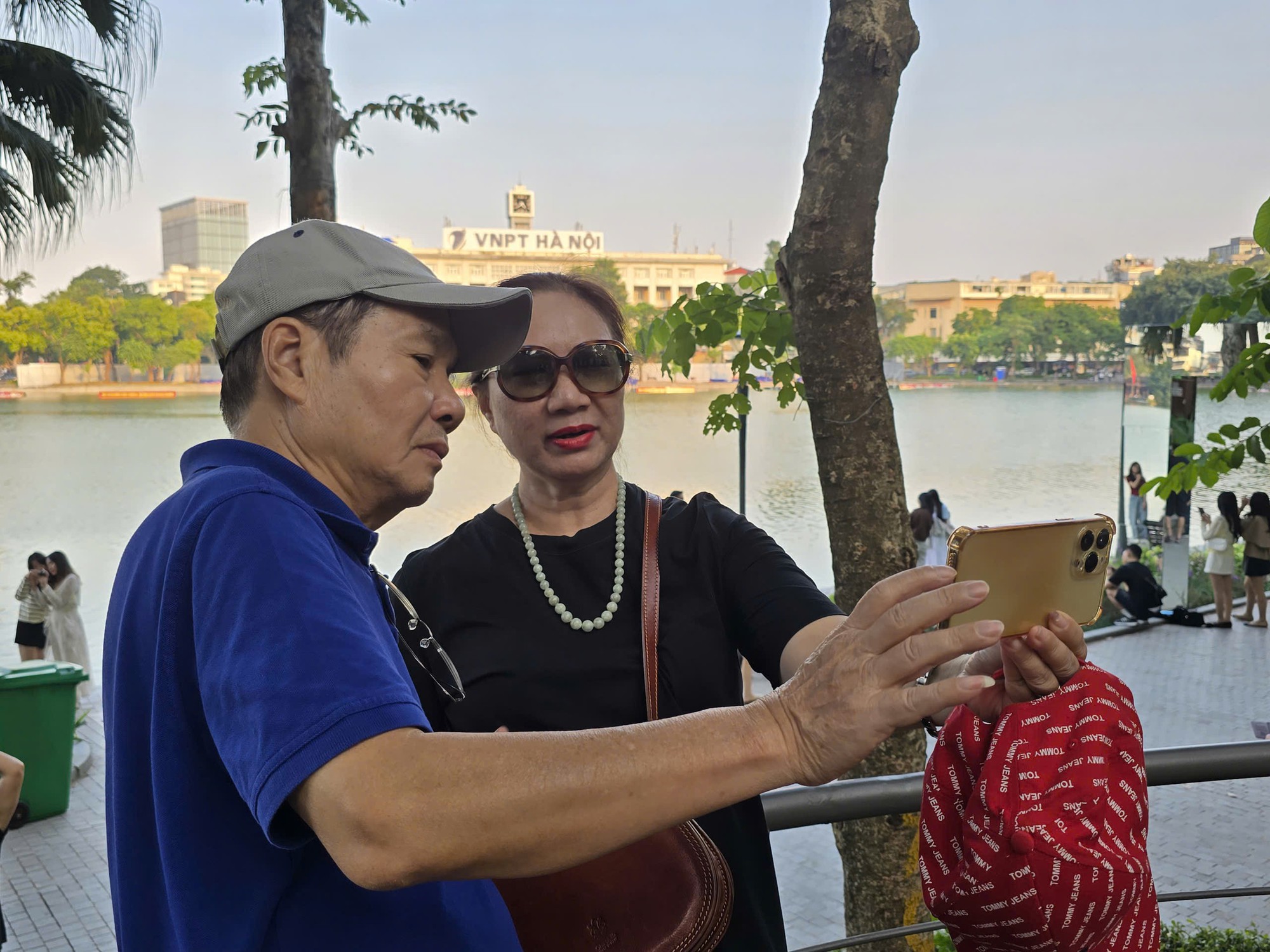 L&agrave;m mới cảm x&uacute;c với kh&ocirc;ng gian nghệ thuật &ldquo;Dải lụa k&yacute; ức&rdquo; b&ecirc;n hồ Ho&agrave;n Kiếm - Ảnh 27.