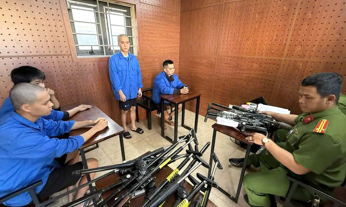 Bắt tạm giam 4 đối tượng chế tạo, mua b&aacute;n tr&aacute;i ph&eacute;p vũ kh&iacute; qu&acirc;n dụng ở Đắk Lắk- Ảnh 1.