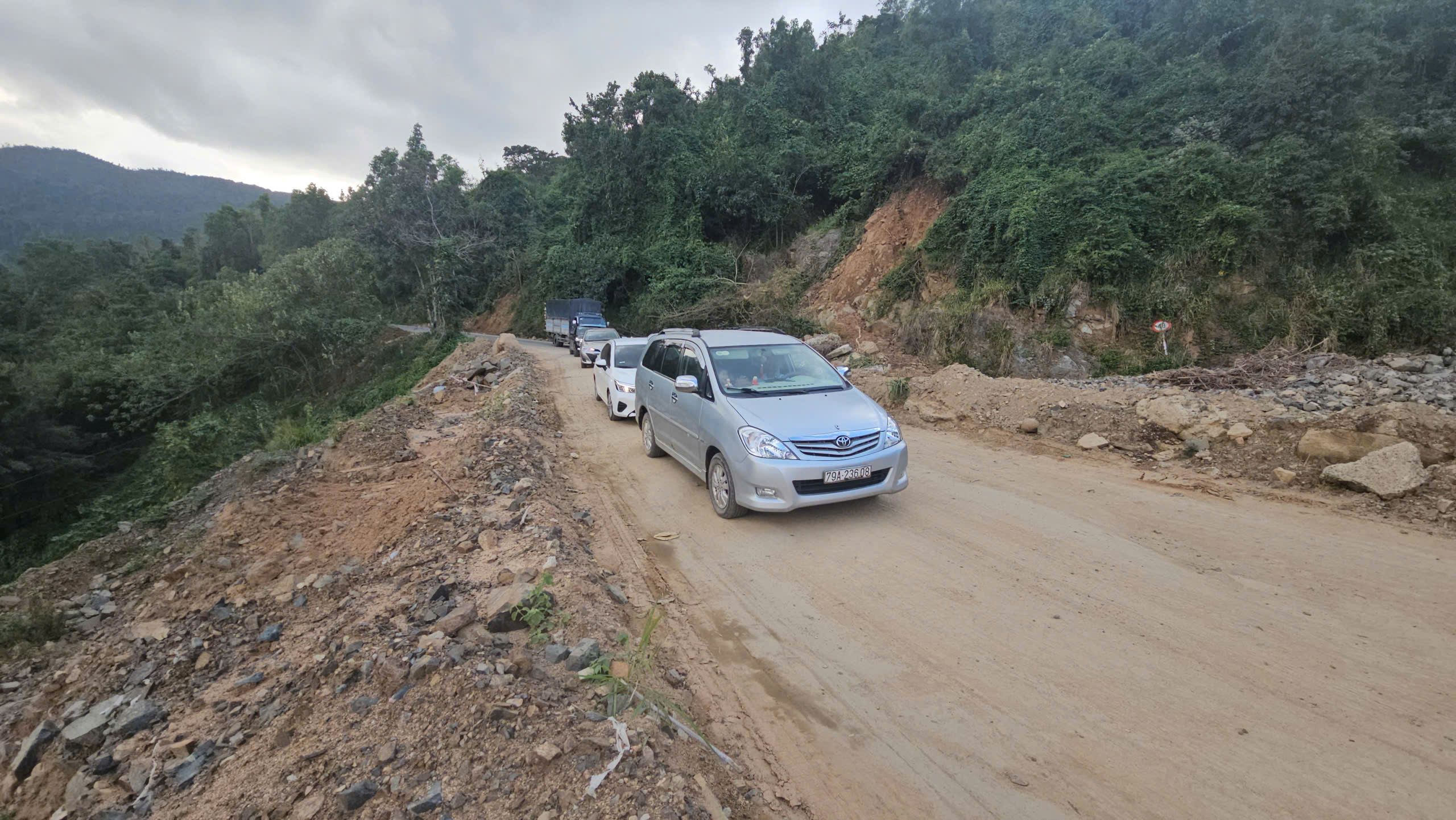 Chạy đua th&ocirc;ng đường nơi v&ugrave;ng cao Kh&aacute;nh H&ograve;a trước Tết- Ảnh 1.