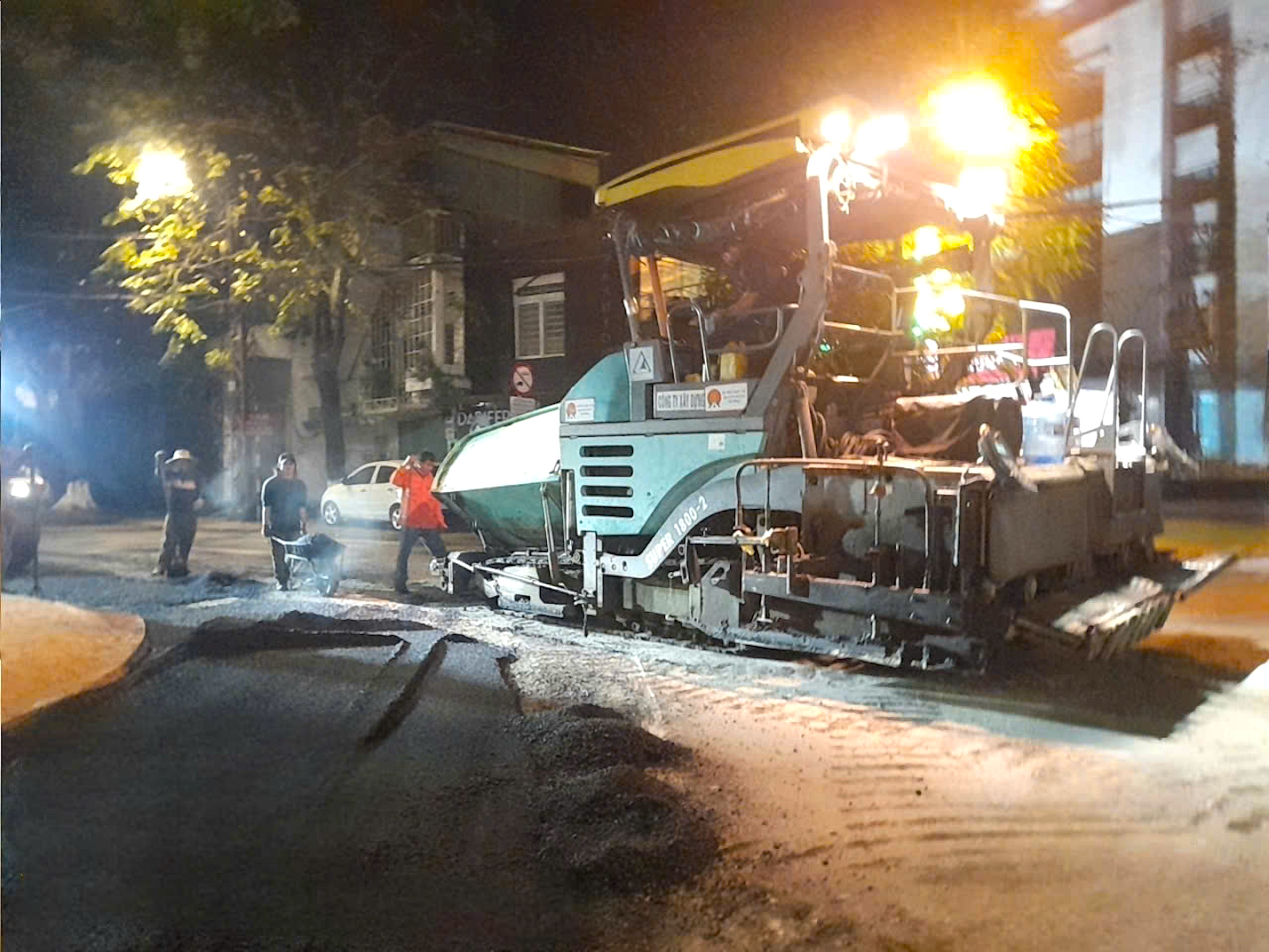 Xuy&ecirc;n đ&ecirc;m thảm nhựa mở rộng n&uacute;t giao ng&atilde; 5 ở Quảng Ng&atilde;i, đảm bảo lưu th&ocirc;ng dịp Tết- Ảnh 4.