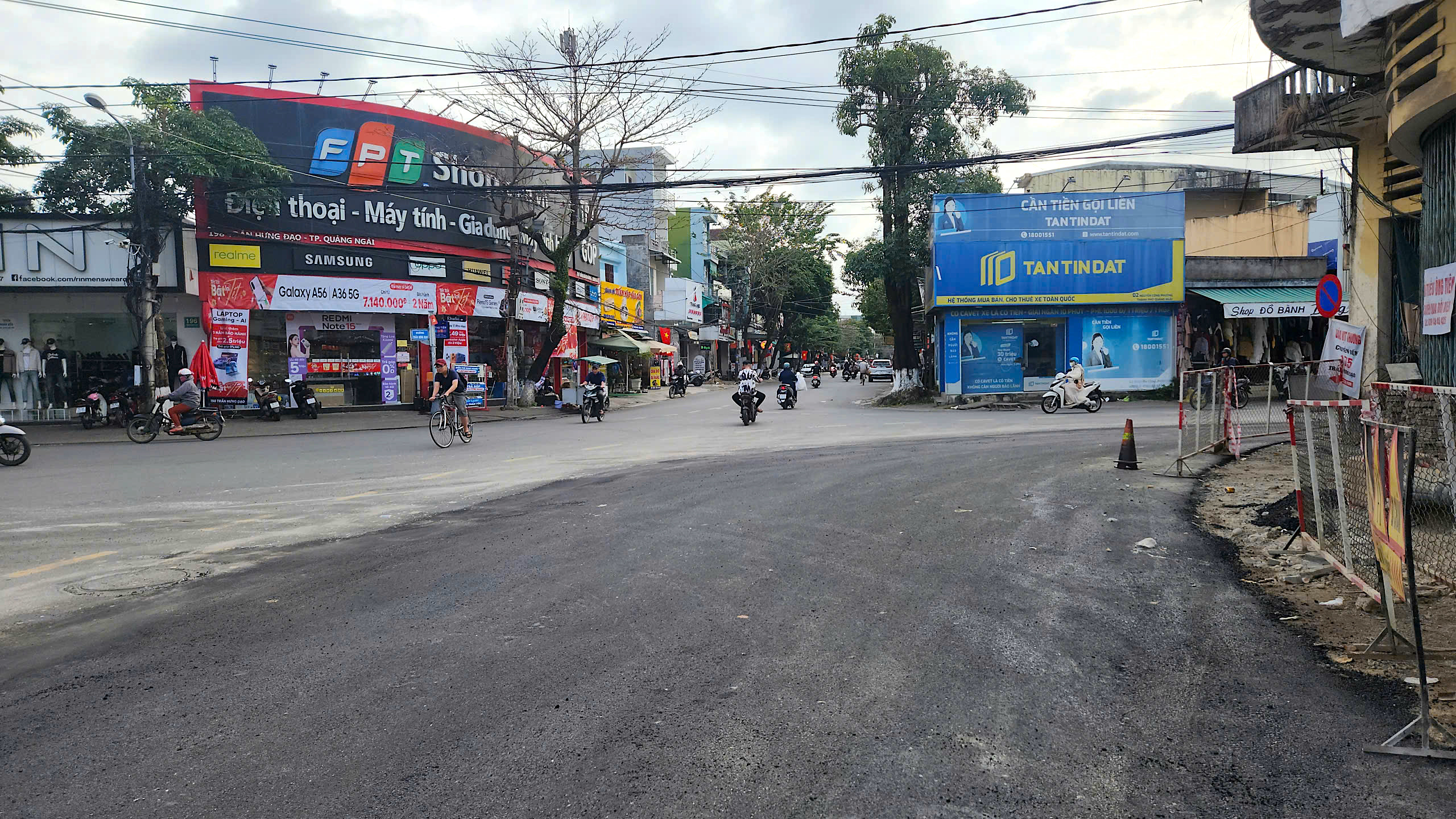 Xuy&ecirc;n đ&ecirc;m thảm nhựa mở rộng n&uacute;t giao ng&atilde; 5 ở Quảng Ng&atilde;i, đảm bảo lưu th&ocirc;ng dịp Tết- Ảnh 2.