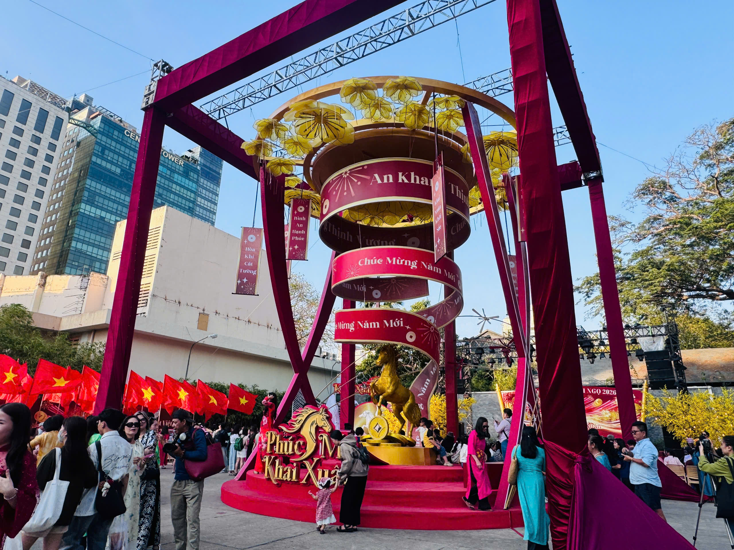 Khai mạc Lễ hội Tết Việt Bính Ngọ 2026 ở TP.HCM: "Đẹp xưa trong rạng rỡ hôm nay"- Ảnh 3. Khai mạc Lễ hội Tết Việt Bính Ngọ 2026 ở TP.HCM: "Đẹp xưa trong rạng rỡ hôm nay"- Ảnh 3.