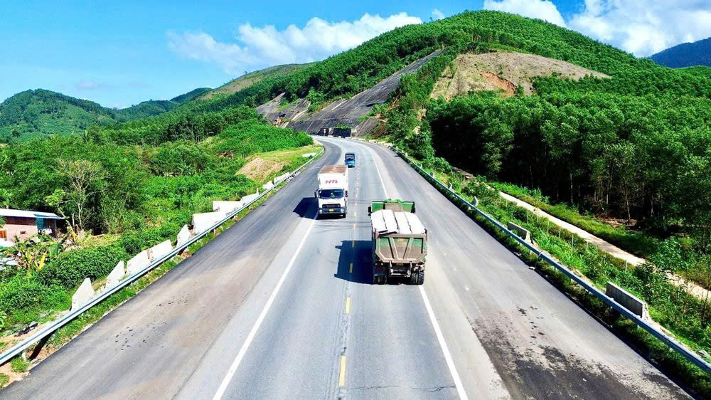 Hơn 14.000 tỷ đồng mở rộng cao tốc La Sơn - Hòa Liên lên 6 làn xe- Ảnh 1. Hơn 14.000 tỷ đồng mở rộng cao tốc La Sơn - Hòa Liên lên 6 làn xe- Ảnh 1.