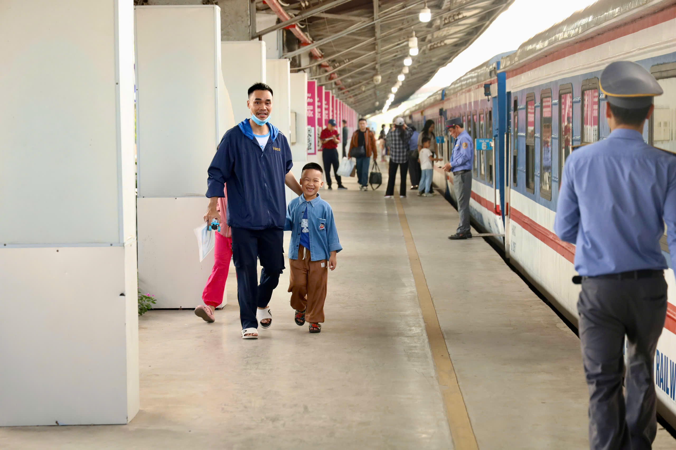 &ldquo;Chuyến t&agrave;u C&ocirc;ng đo&agrave;n - Xu&acirc;n 2026&rdquo; đưa gần 3.000 c&ocirc;ng nh&acirc;n ở TP.HCM về qu&ecirc; đ&oacute;n Tết- Ảnh 7.