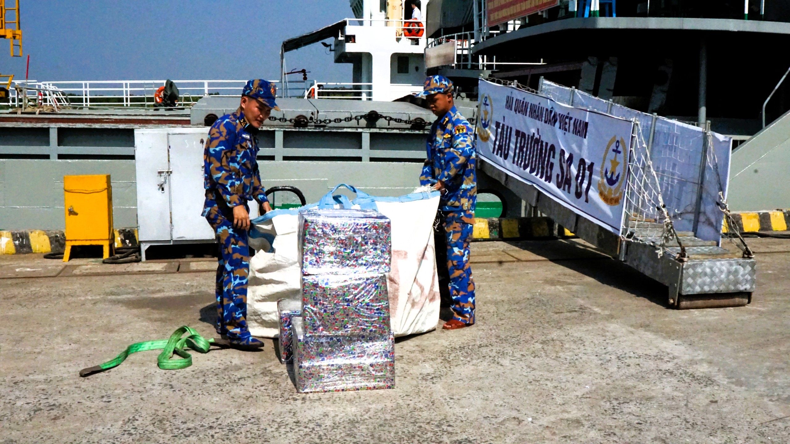 Những &ldquo;đầu bếp tay ngang&rdquo; tr&ecirc;n t&agrave;u Trường Sa 01- Ảnh 1.