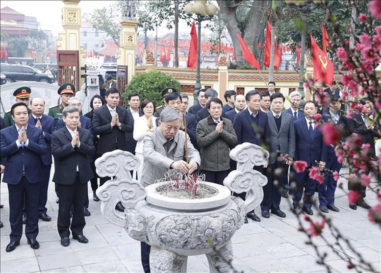 Tổng B&iacute; thư T&ocirc; L&acirc;m d&acirc;ng hương tưởng niệm c&aacute;c đồng ch&iacute; l&atilde;nh đạo tiền bối- Ảnh 8.