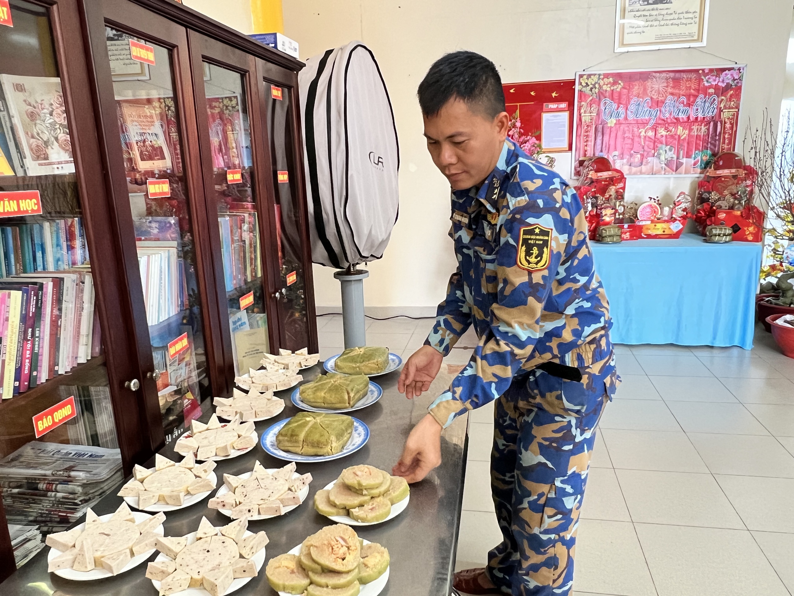 Những &ldquo;đầu bếp tay ngang&rdquo; tr&ecirc;n t&agrave;u Trường Sa 01- Ảnh 4.