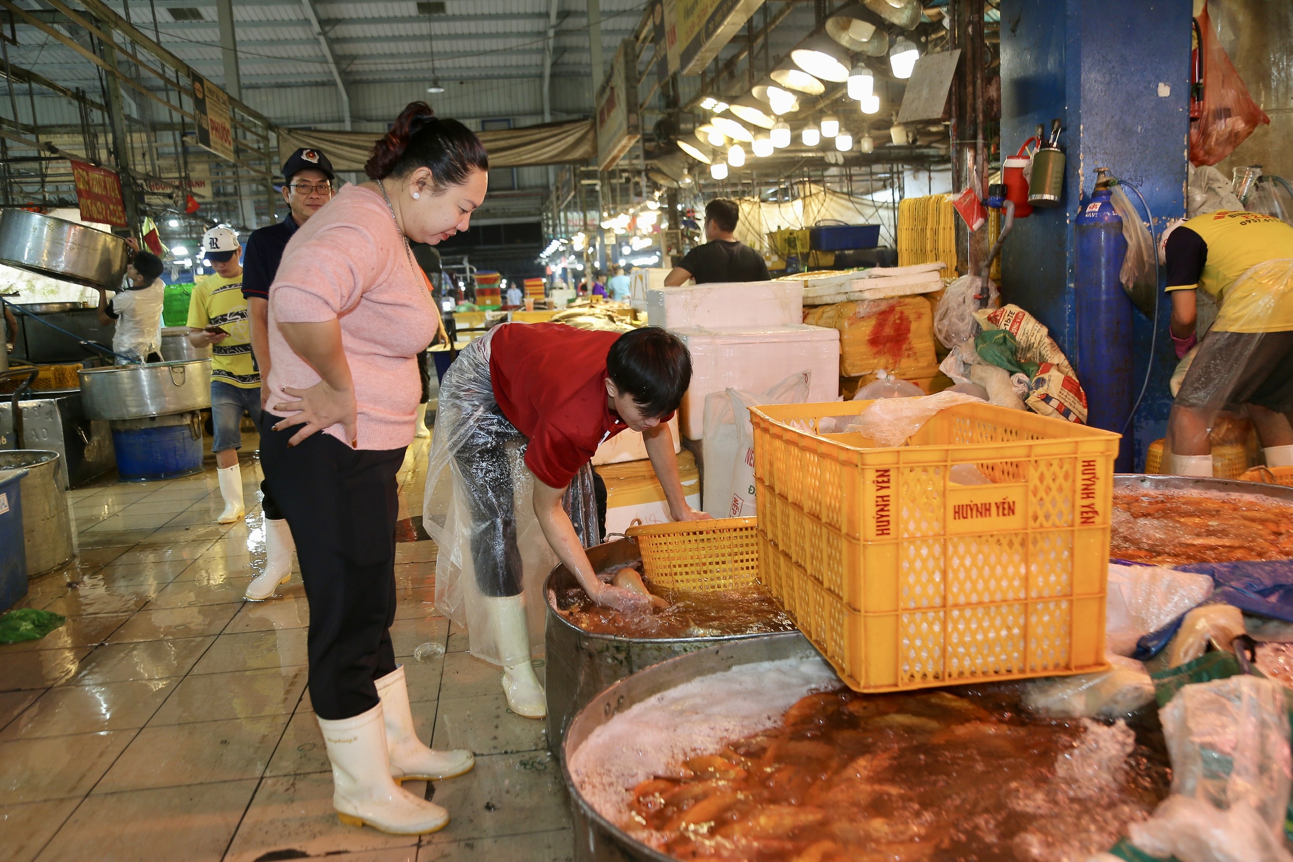 TP.HCM: Nhộn nhịp không khí ngày "đưa ông Công, ông Táo"- Ảnh 5. TP.HCM: Nhộn nhịp không khí ngày "đưa ông Công, ông Táo"- Ảnh 5.