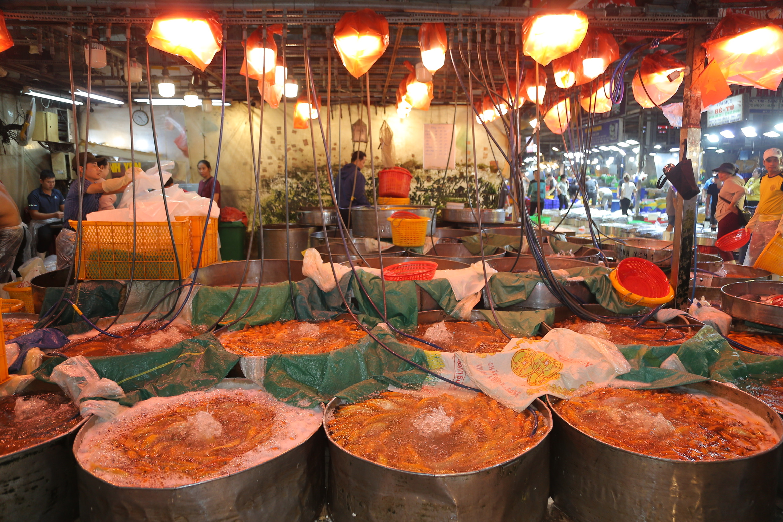 TP.HCM: Nhộn nhịp không khí ngày "đưa ông Công, ông Táo"- Ảnh 2. TP.HCM: Nhộn nhịp không khí ngày "đưa ông Công, ông Táo"- Ảnh 2.