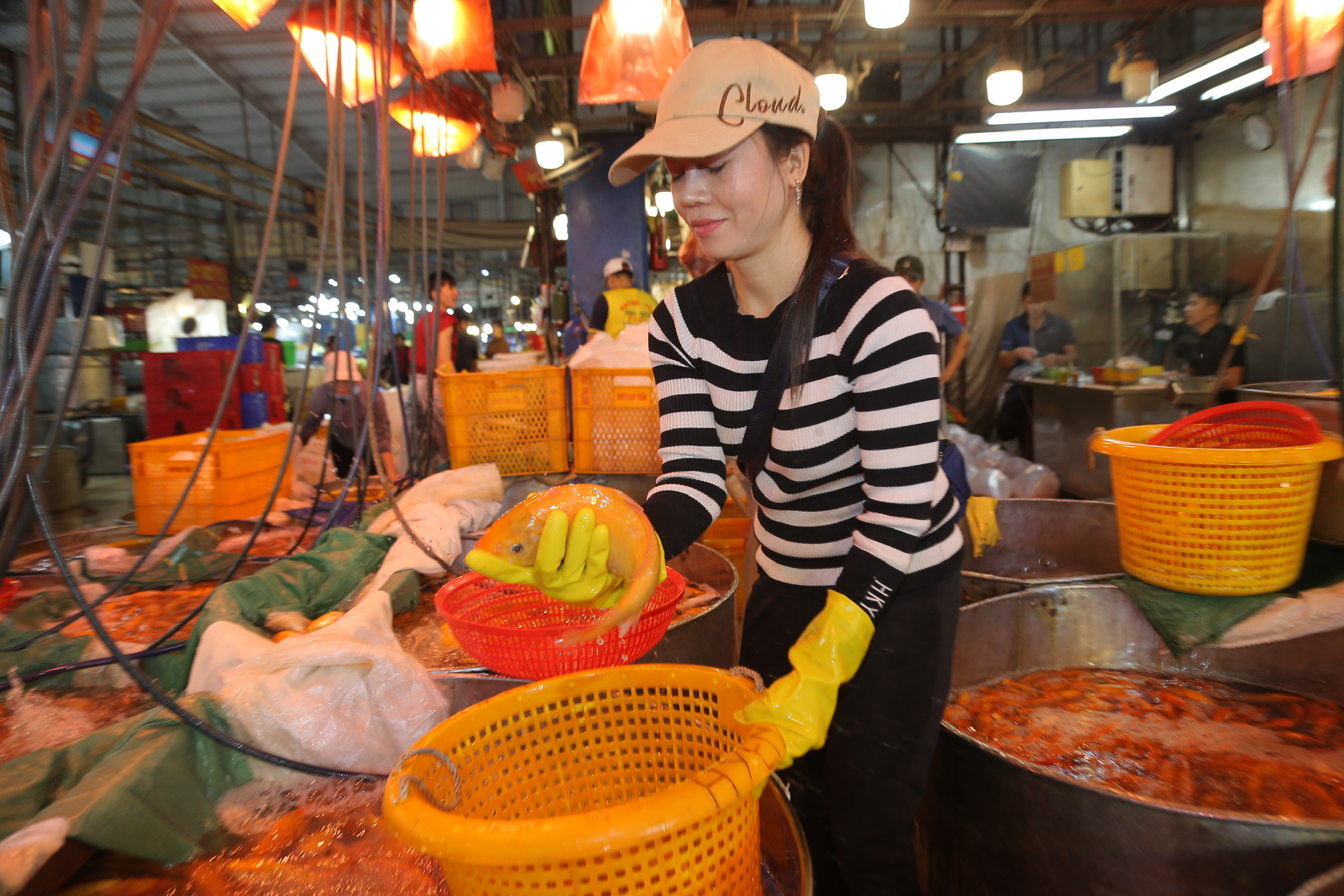 TP.HCM: Nhộn nhịp không khí ngày "đưa ông Công, ông Táo"- Ảnh 3. TP.HCM: Nhộn nhịp không khí ngày "đưa ông Công, ông Táo"- Ảnh 3.