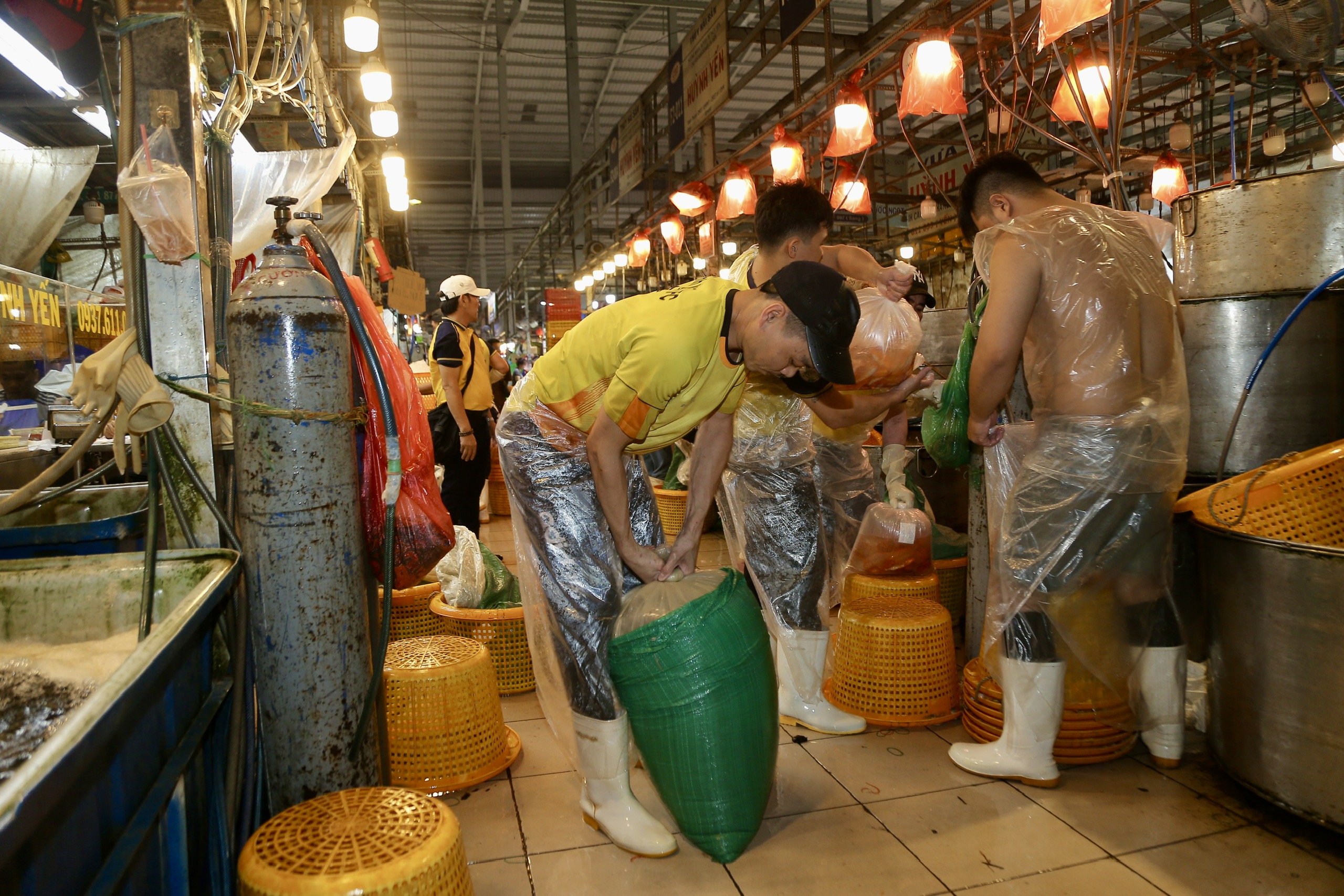 TP.HCM: Nhộn nhịp không khí ngày "đưa ông Công, ông Táo"- Ảnh 4. TP.HCM: Nhộn nhịp không khí ngày "đưa ông Công, ông Táo"- Ảnh 4.