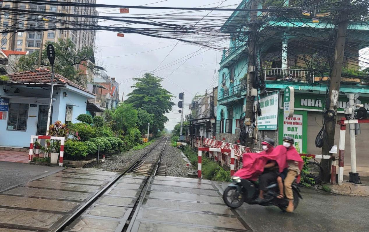 TP.HCM ph&acirc;n cấp cho UBND cấp x&atilde; quản l&yacute;, xử l&yacute; vi phạm đất d&agrave;nh cho đường sắt- Ảnh 1.