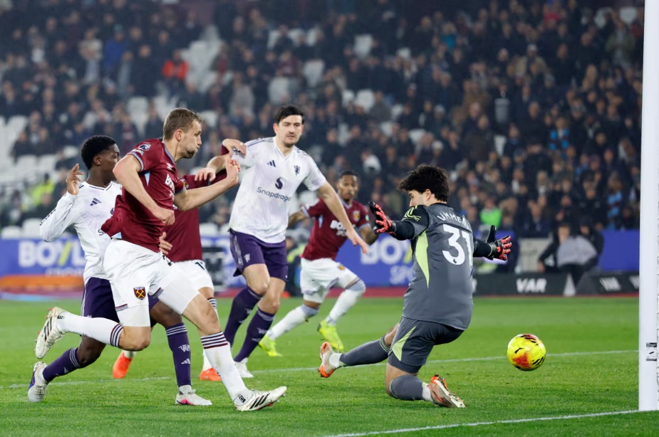 Tho&aacute;t thua ph&uacute;t b&ugrave; giờ, MU giữ chắc top 4 Ngoại hạng Anh- Ảnh 1.