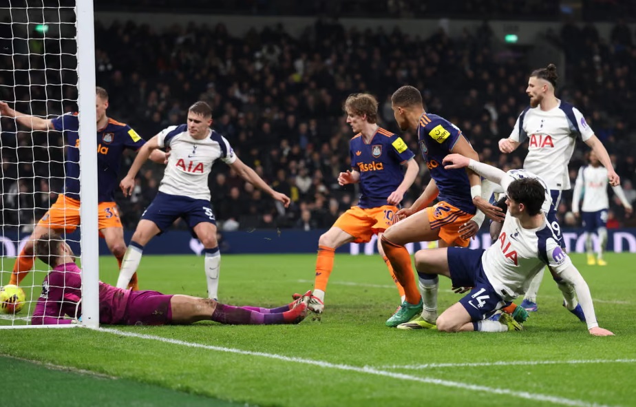 Thất bại trước Newcastle, Tottenham tiến gần nh&oacute;m xuống hạng- Ảnh 1.
