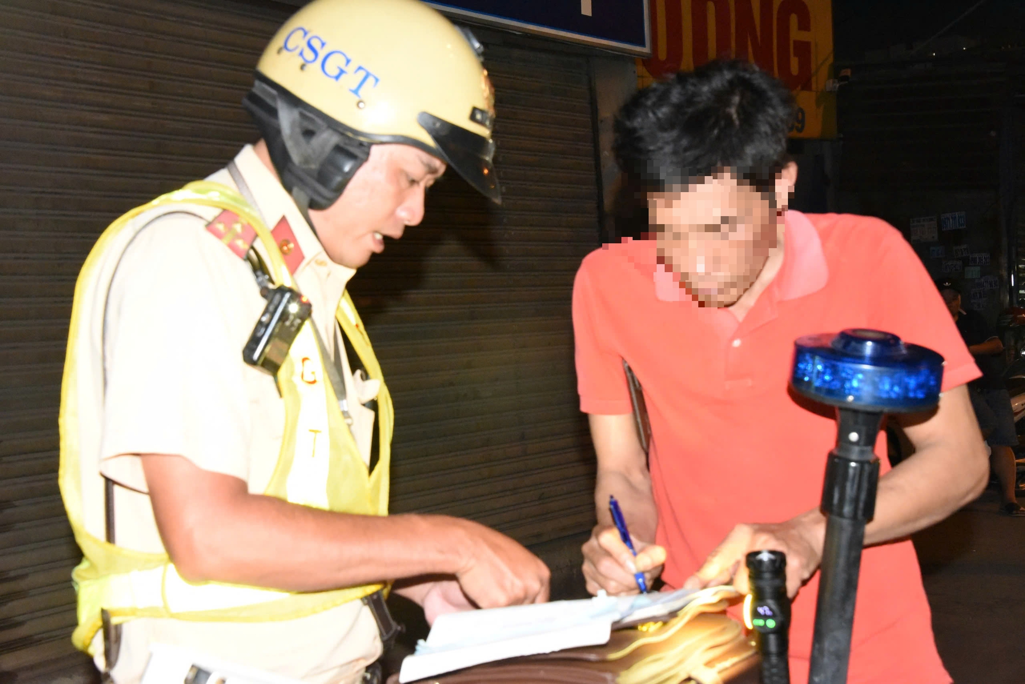 Cận Tết, CSGT TP.HCM tăng cường kiểm tra xe d&ugrave; n&uacute;p b&oacute;ng c&acirc;y xăng, bến c&oacute;c- Ảnh 3.