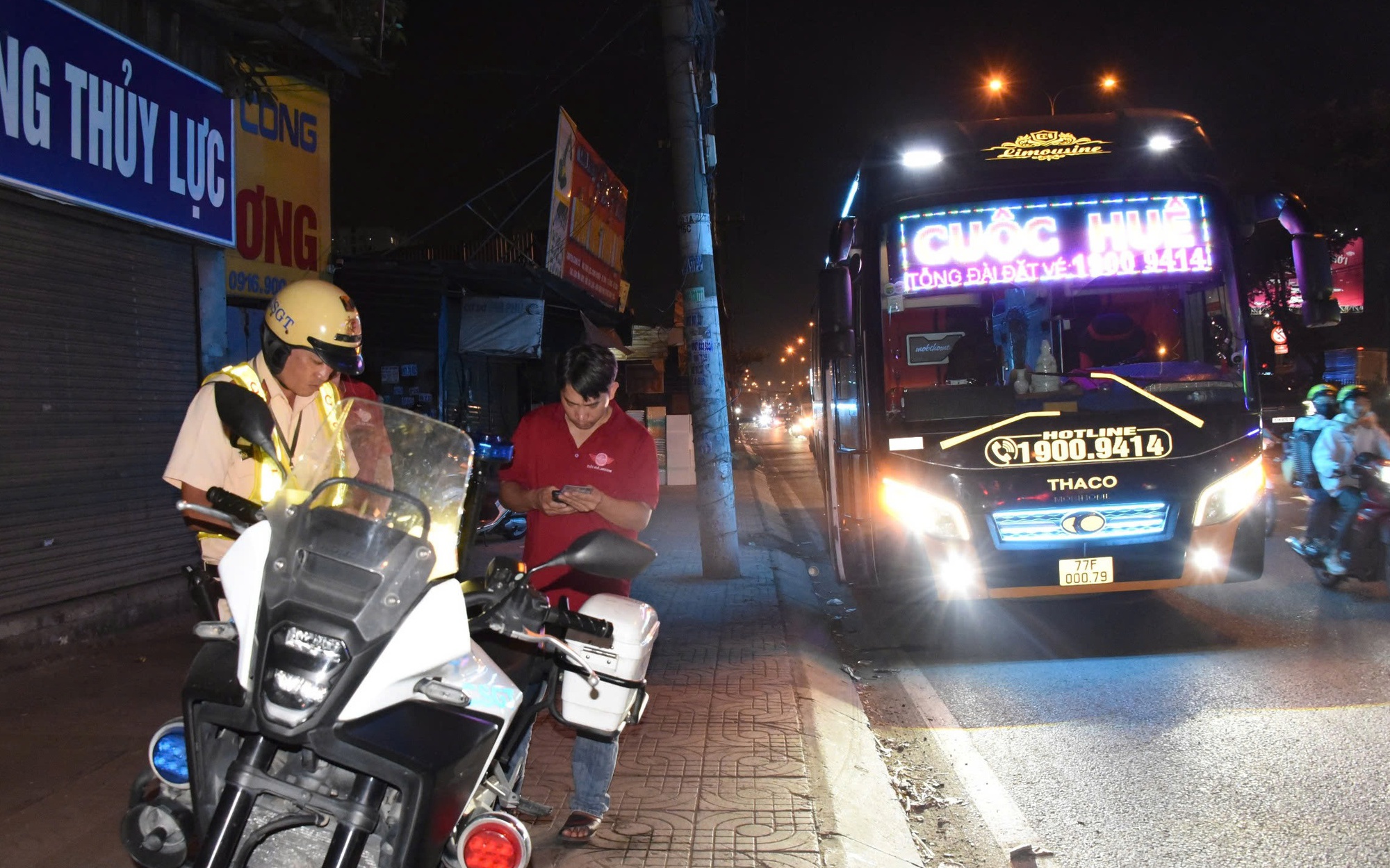 Cận Tết, CSGT TP.HCM tăng cường kiểm tra xe d&ugrave; n&uacute;p b&oacute;ng c&acirc;y xăng, bến c&oacute;c