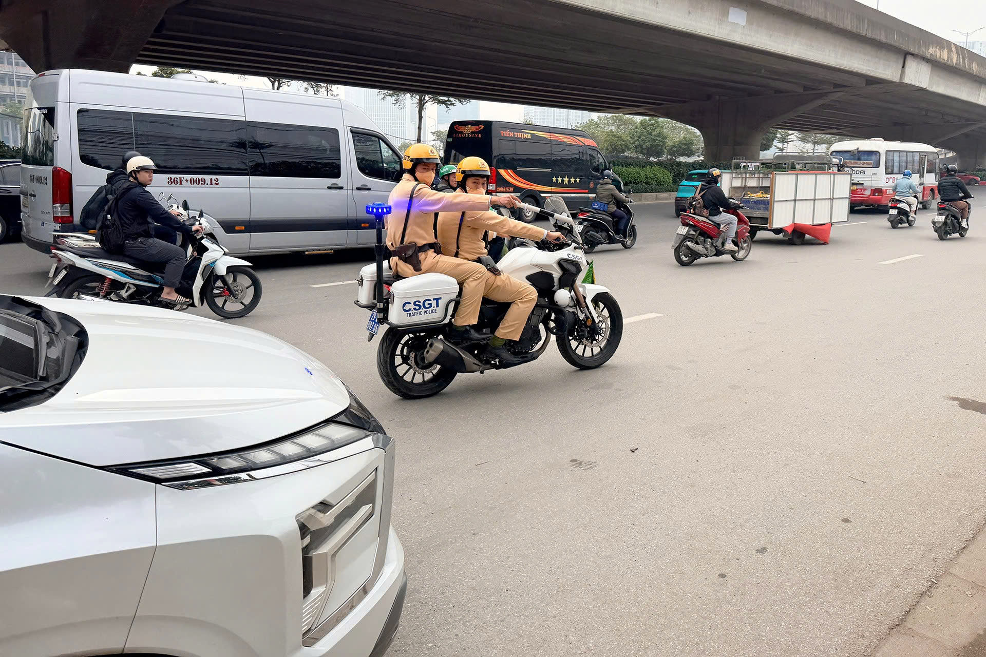 Nhiều t&agrave;i xế v&agrave; chủ xe bị phạt v&igrave; nhồi nh&eacute;t kh&aacute;ch về qu&ecirc; đ&oacute;n Tết- Ảnh 3.