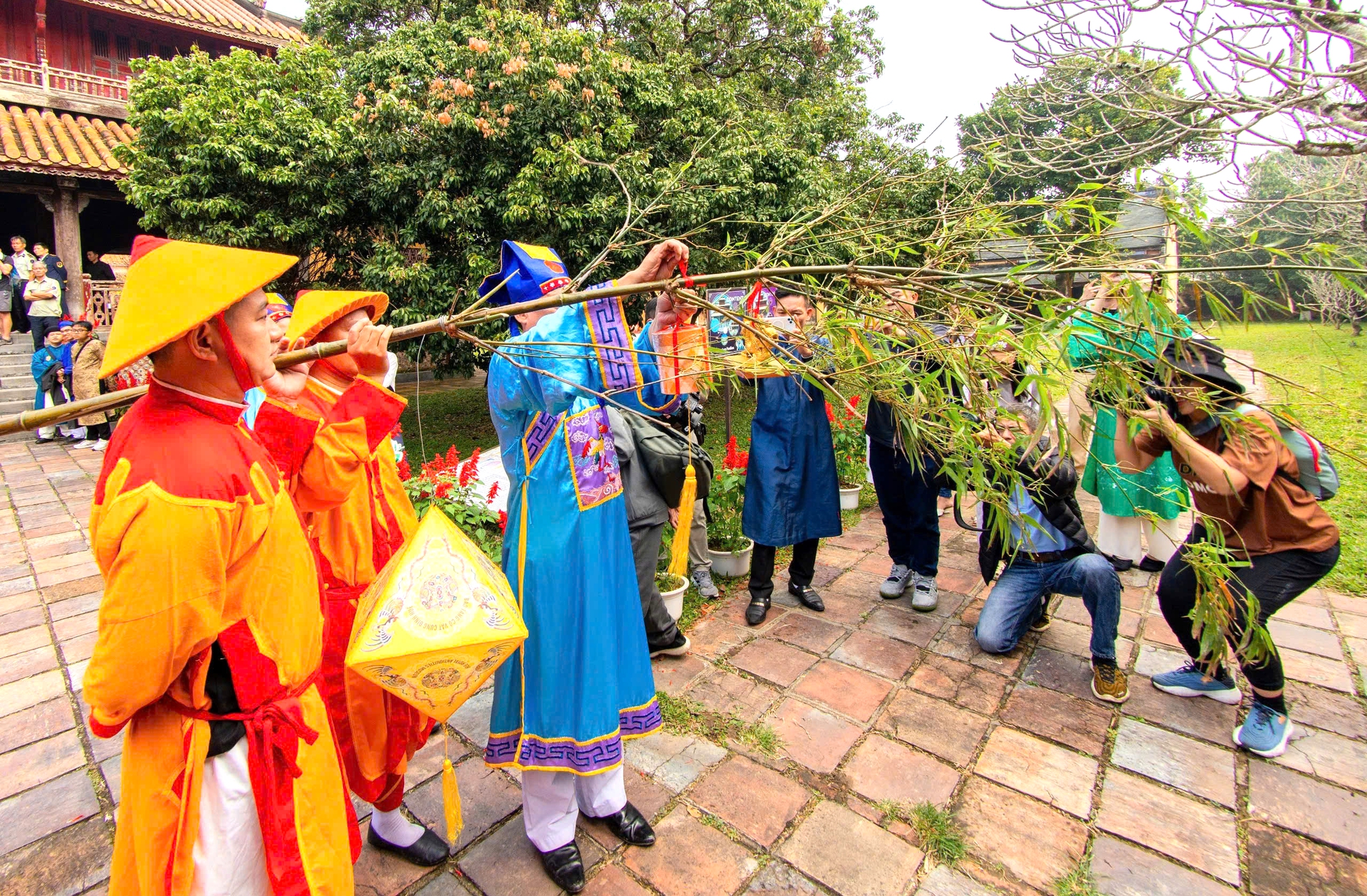 Hoàng cung Huế tái hiện nghi lễ dựng nêu đón tết Nguyên đán Bính Ngọ 2026- Ảnh 9. Hoàng cung Huế tái hiện nghi lễ dựng nêu đón tết Nguyên đán Bính Ngọ 2026- Ảnh 9.
