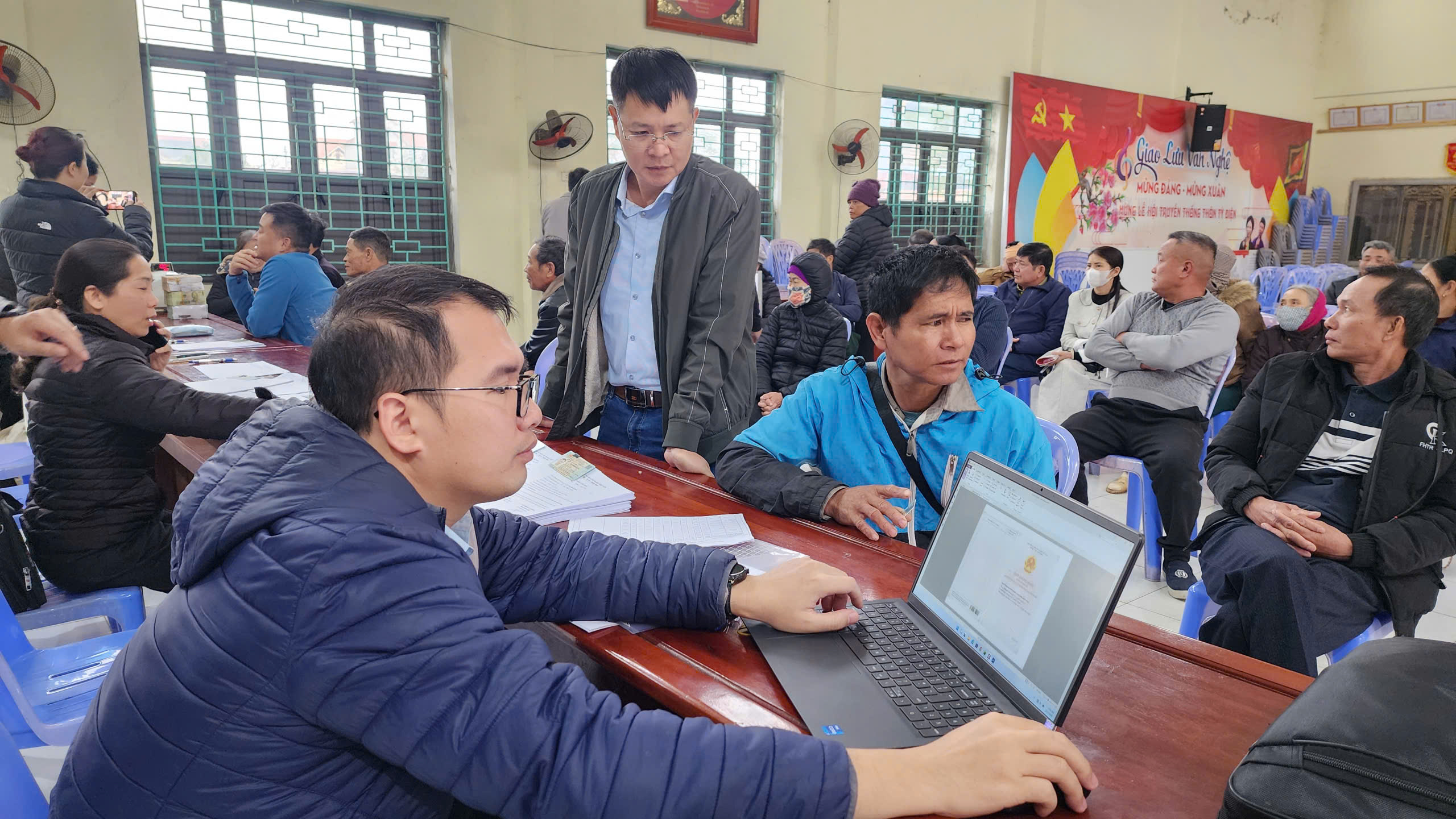 Cận Tết, người dân phấn khởi nhận bồi thường giải phóng mặt bằng sân bay Gia Bình- Ảnh 10. Cận Tết, người dân phấn khởi nhận bồi thường giải phóng mặt bằng sân bay Gia Bình- Ảnh 10.