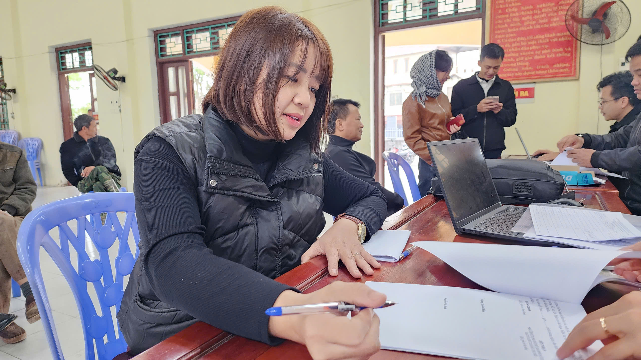 Cận Tết, người dân phấn khởi nhận bồi thường giải phóng mặt bằng sân bay Gia Bình- Ảnh 12. Cận Tết, người dân phấn khởi nhận bồi thường giải phóng mặt bằng sân bay Gia Bình- Ảnh 12.