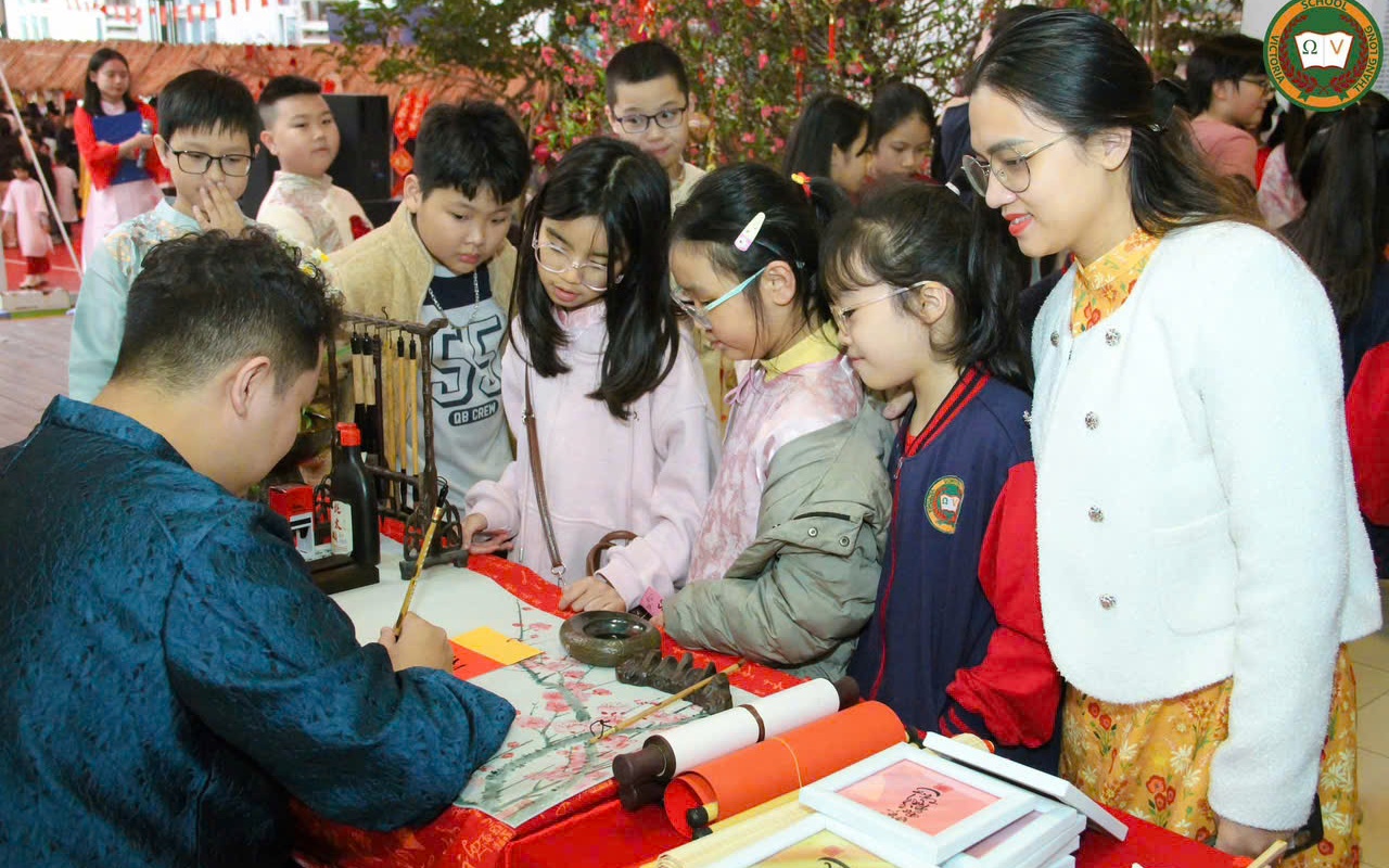 Hội hoa xuân Phú Mỹ Hưng, chợ hoa Bình Đông mở cửa, giữ trọn “hồn Xuân” Sài Gòn- Ảnh 11. Hội chợ Xuân gắn kết: Tết cổ truyền và những trải nghiệm học đường