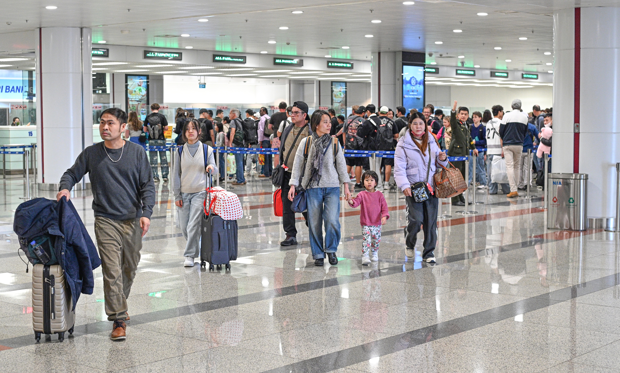 Thứ trưởng Lê Anh Tuấn trực tiếp thị sát sân bay Nội Bài trước cao điểm Tết 2026- Ảnh 2. Thứ trưởng Lê Anh Tuấn trực tiếp thị sát sân bay Nội Bài trước cao điểm Tết 2026- Ảnh 2.