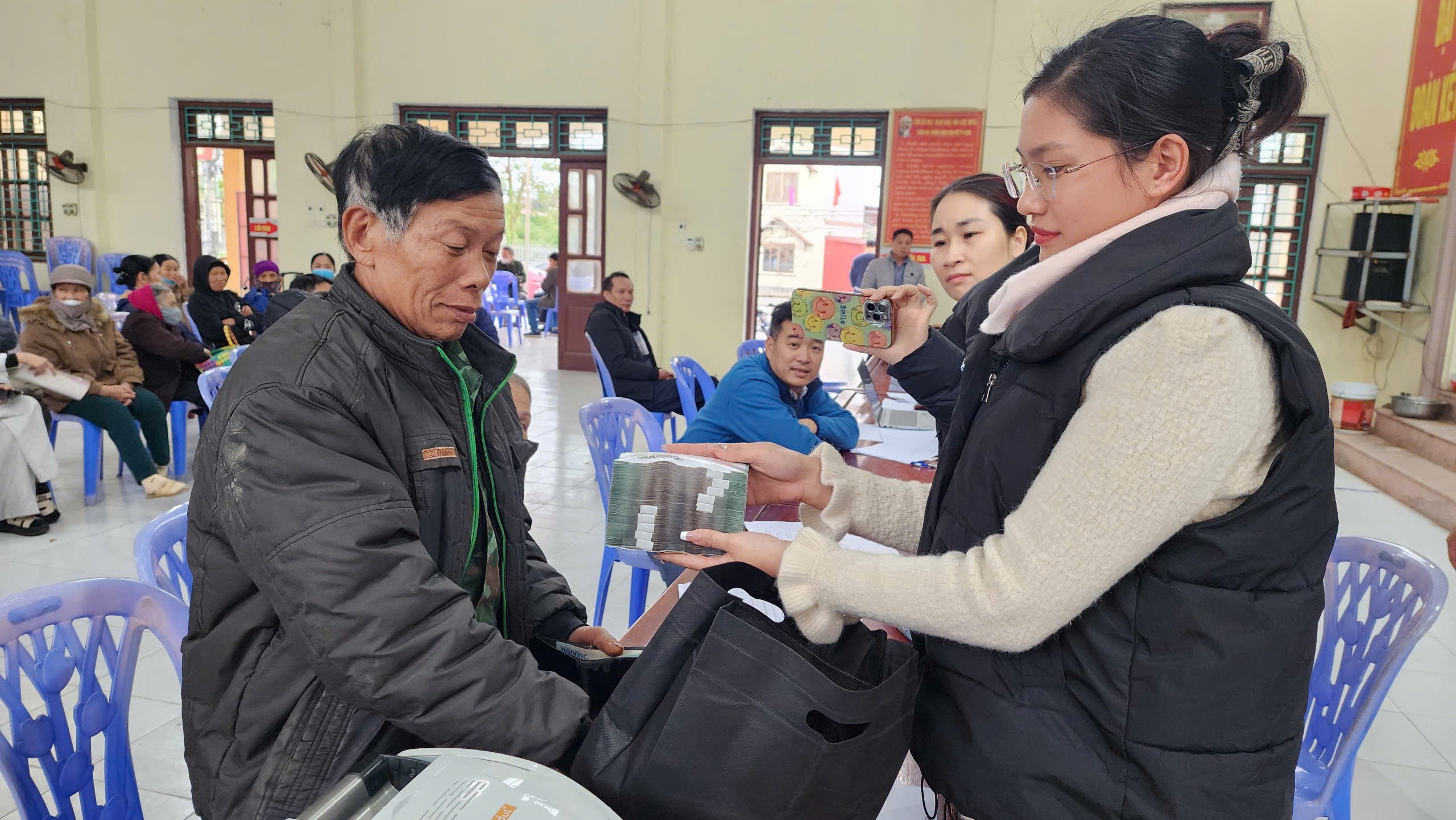 Cận Tết, người dân phấn khởi nhận bồi thường giải phóng mặt bằng sân bay Gia Bình- Ảnh 4. Cận Tết, người dân phấn khởi nhận bồi thường giải phóng mặt bằng sân bay Gia Bình- Ảnh 4.