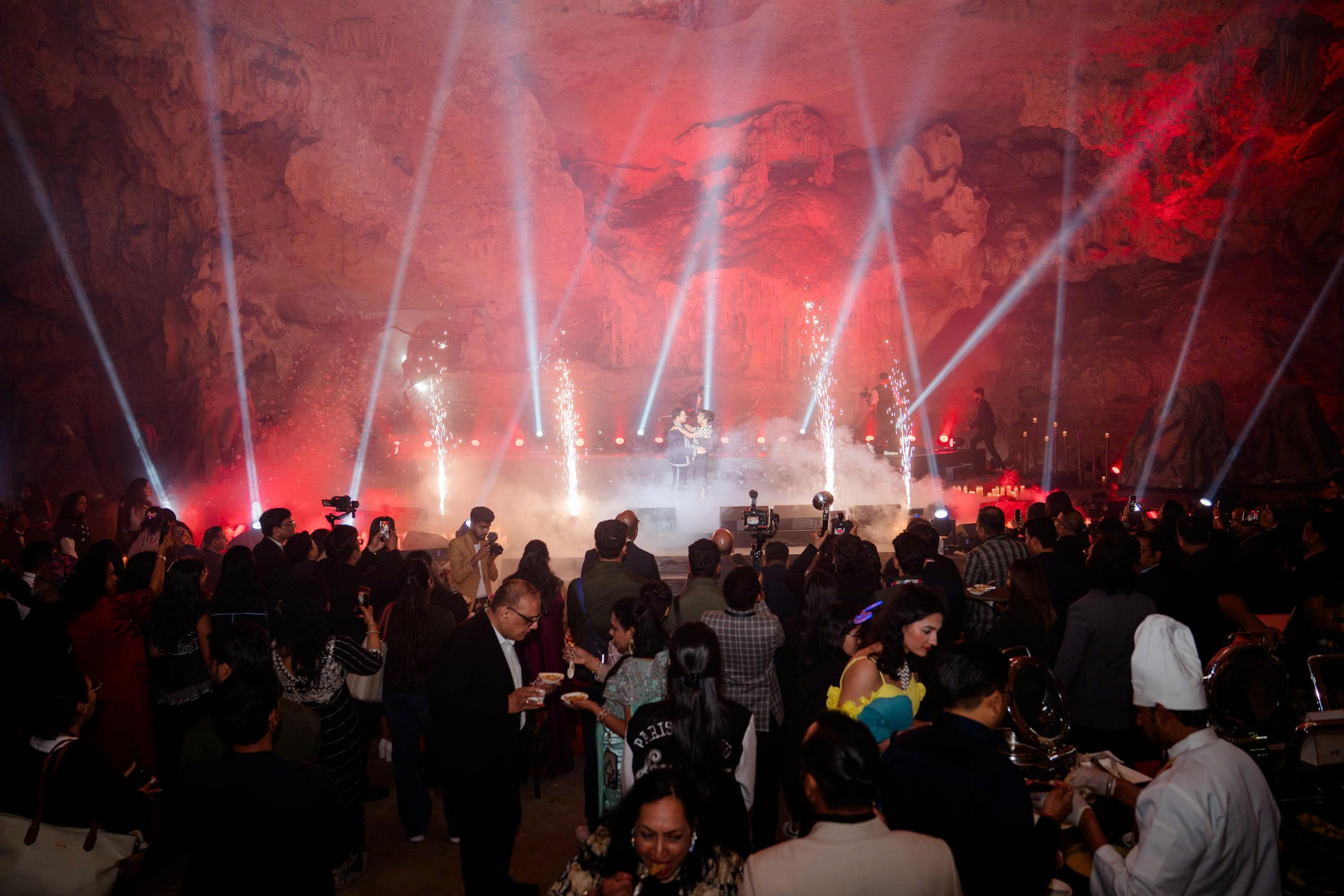 Lần đầu ti&ecirc;n hang Ngọc Rồng trở th&agrave;nh kh&ocirc;ng gian tổ chức đ&aacute;m cưới của tỷ ph&uacute; Ấn Độ- Ảnh 2.