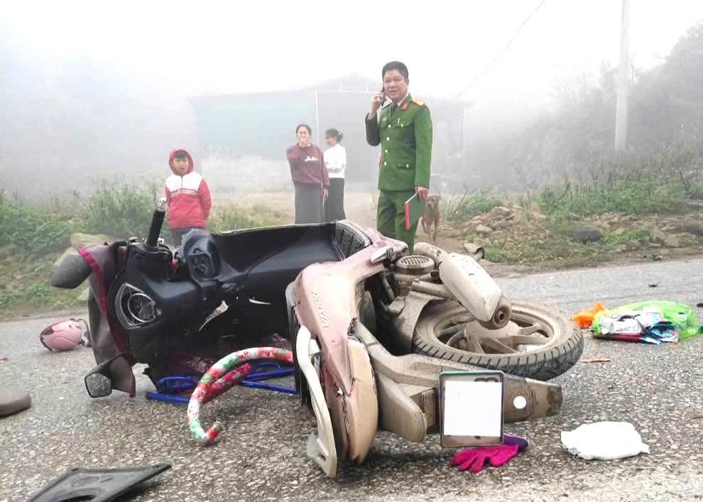 Phú Thọ: Xe máy đấu đầu xe khách, bé hai tuổi tử vong, người mẹ bị thương- Ảnh 2. Phú Thọ: Xe máy đấu đầu xe khách, bé hai tuổi tử vong, người mẹ bị thương- Ảnh 2.