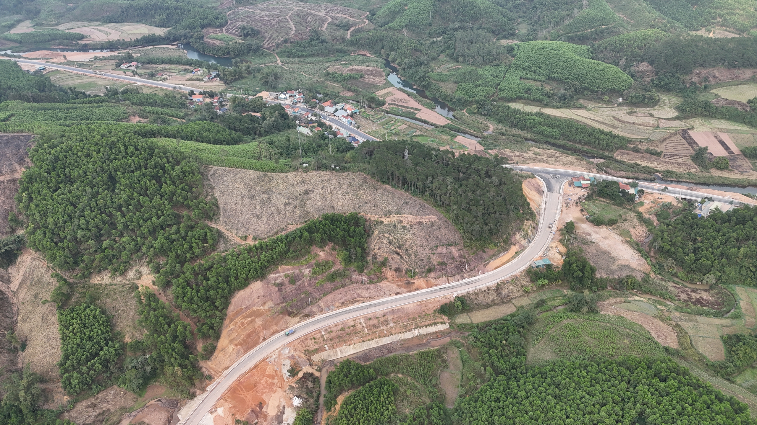 Đường trăm tỷ nối Lạng Sơn với Quảng Ninh ra sao sau hơn hai năm thi c&ocirc;ng?- Ảnh 2.