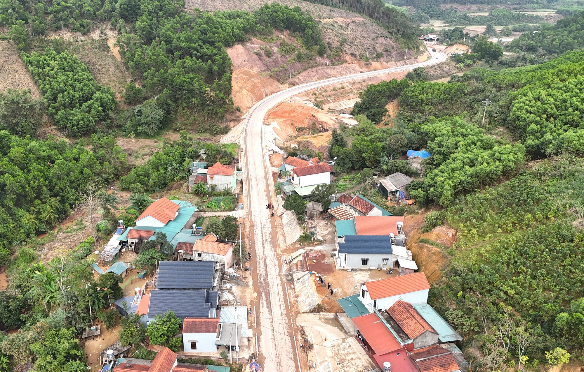 Đường trăm tỷ nối Lạng Sơn với Quảng Ninh ra sao sau hơn hai năm thi c&ocirc;ng?- Ảnh 1.