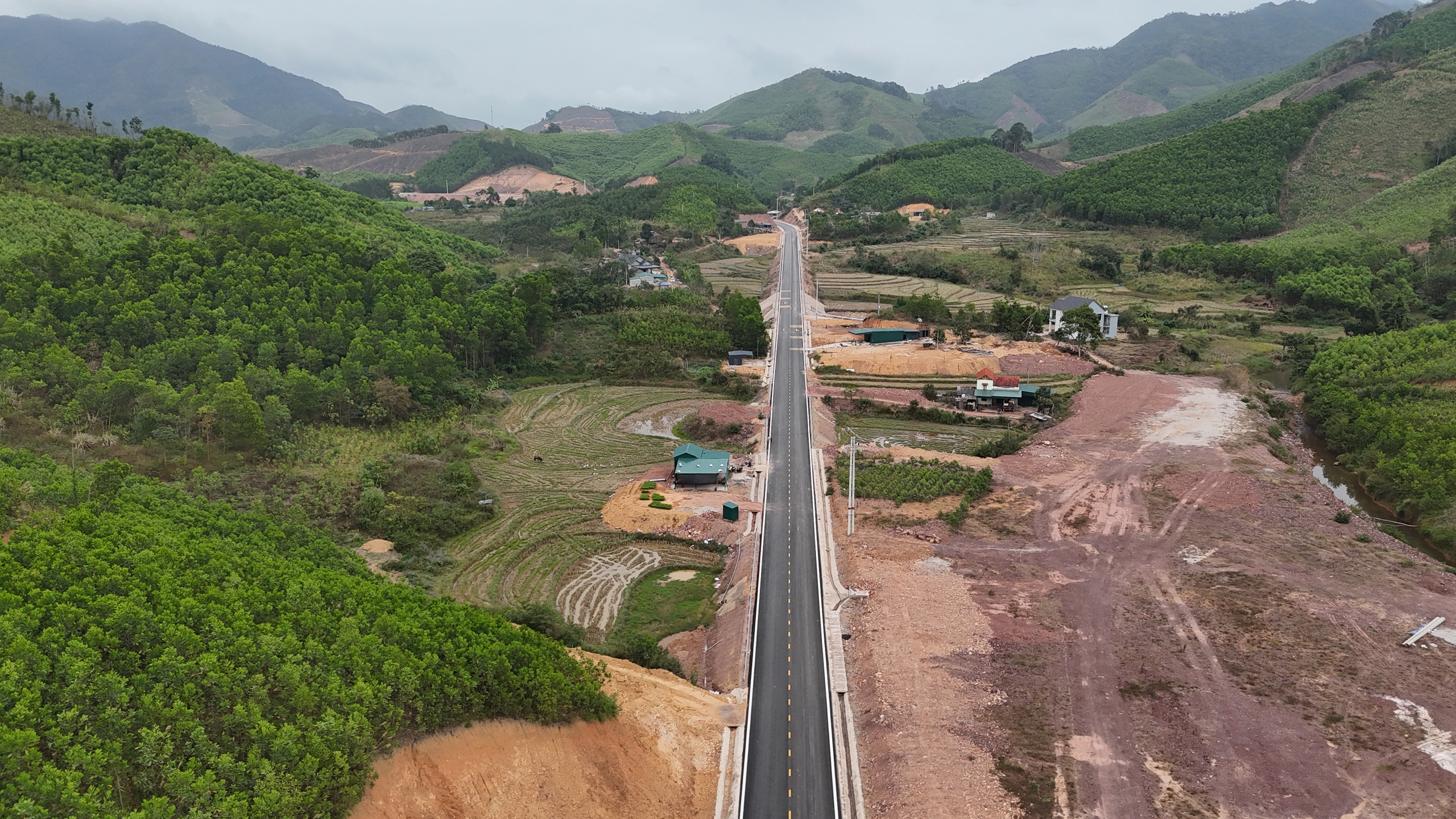 Đường trăm tỷ nối Lạng Sơn với Quảng Ninh ra sao sau hơn hai năm thi c&ocirc;ng?- Ảnh 5.
