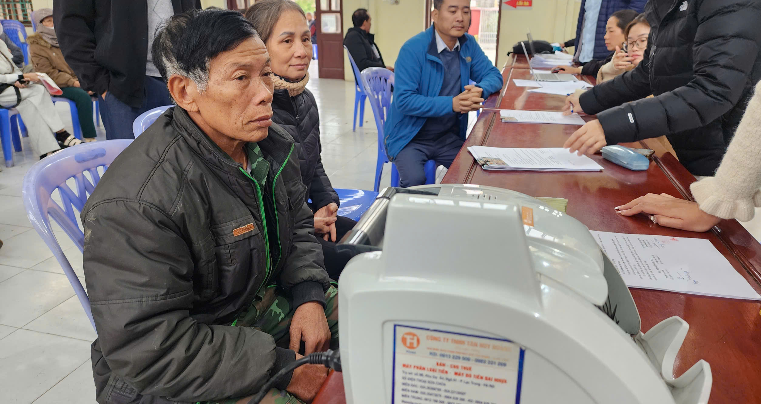 Cận Tết, người dân phấn khởi nhận bồi thường giải phóng mặt bằng sân bay Gia Bình- Ảnh 3. Cận Tết, người dân phấn khởi nhận bồi thường giải phóng mặt bằng sân bay Gia Bình- Ảnh 3.