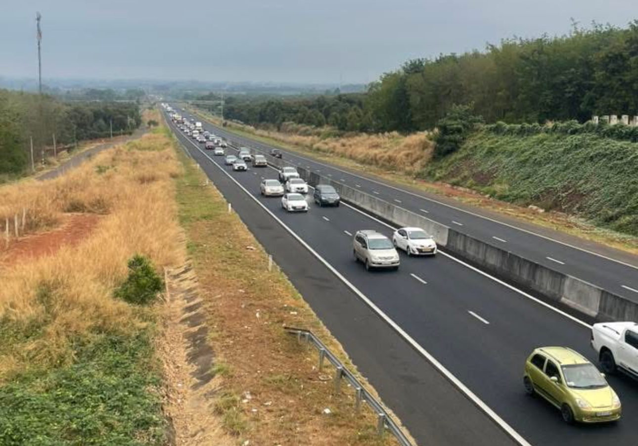 D&ograve;ng xe &ugrave;n &ugrave;n tr&ecirc;n cao tốc từ miền Nam hướng ra miền Trung để về qu&ecirc;- Ảnh 1.