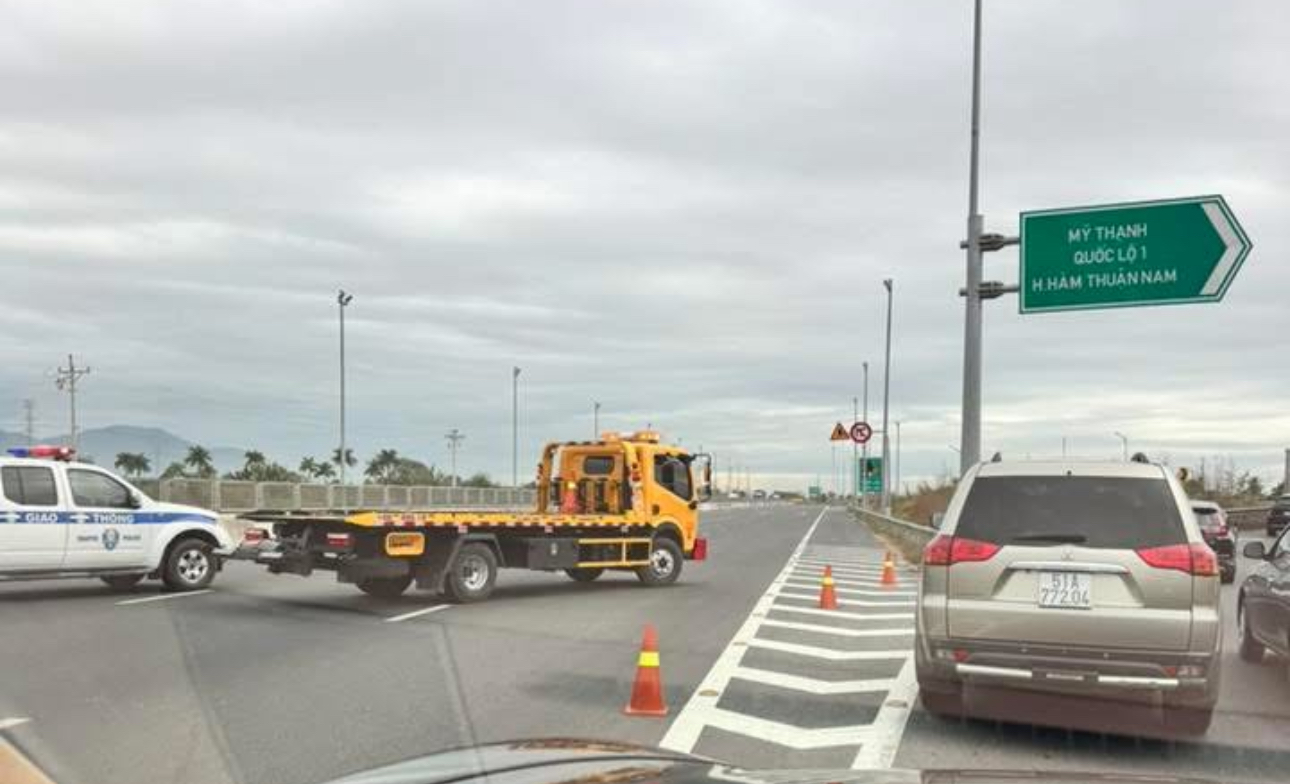 D&ograve;ng xe &ugrave;n &ugrave;n tr&ecirc;n cao tốc từ miền Nam hướng ra miền Trung để về qu&ecirc;- Ảnh 5.