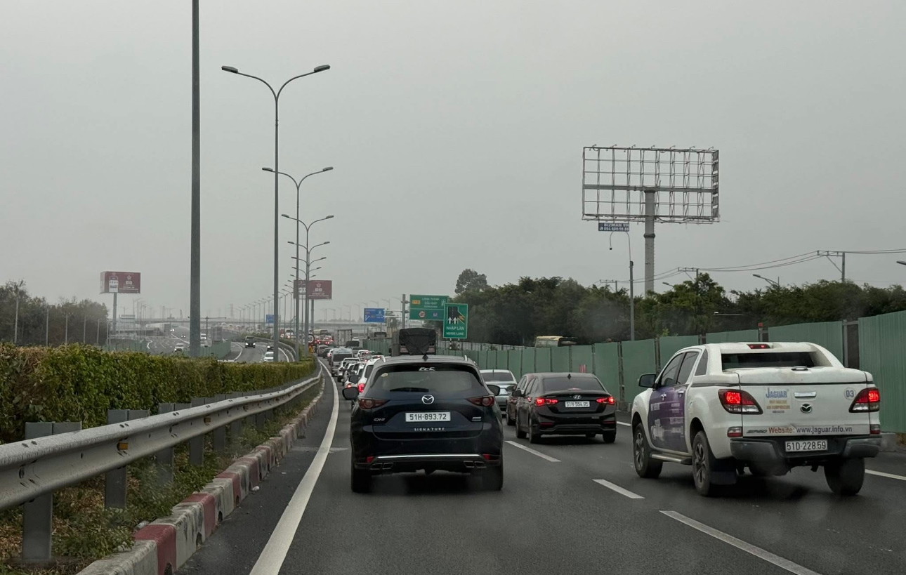 D&ograve;ng xe &ugrave;n &ugrave;n tr&ecirc;n cao tốc từ miền Nam hướng ra miền Trung để về qu&ecirc;- Ảnh 2.