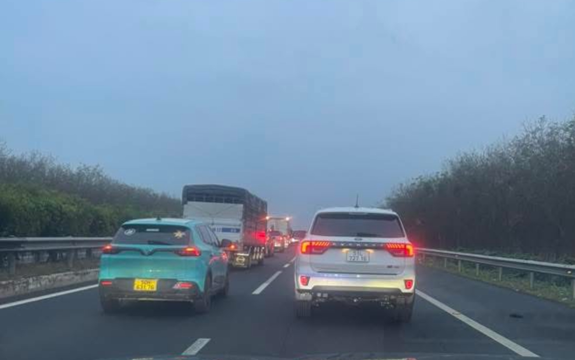 D&ograve;ng xe &ugrave;n &ugrave;n tr&ecirc;n cao tốc từ miền Nam hướng ra miền Trung để về qu&ecirc;- Ảnh 4.