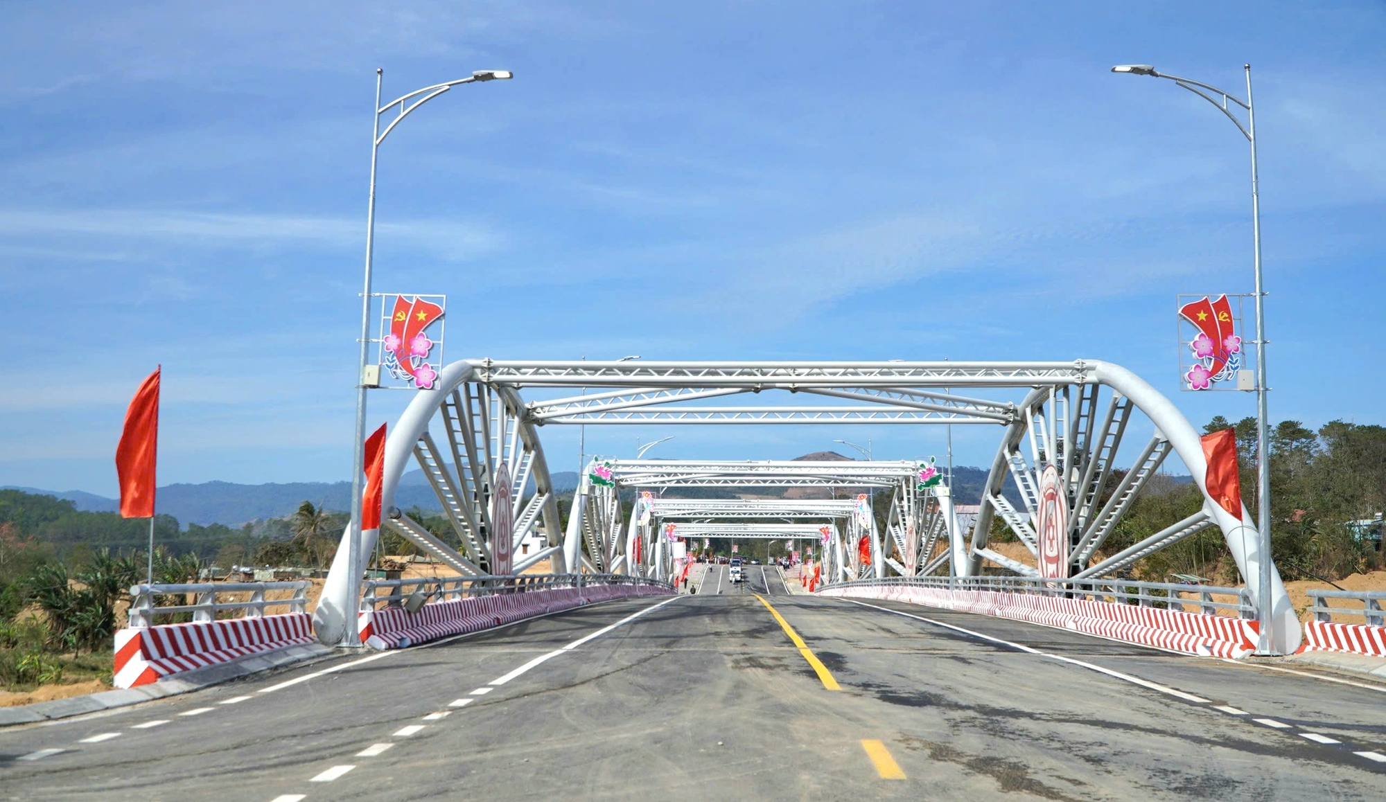 Quảng Ng&atilde;i: Cầu 86 tỷ đồng bắc qua s&ocirc;ng P&ocirc; K&ocirc; th&ocirc;ng xe, phục vụ người d&acirc;n đi lại dịp Tết- Ảnh 2.