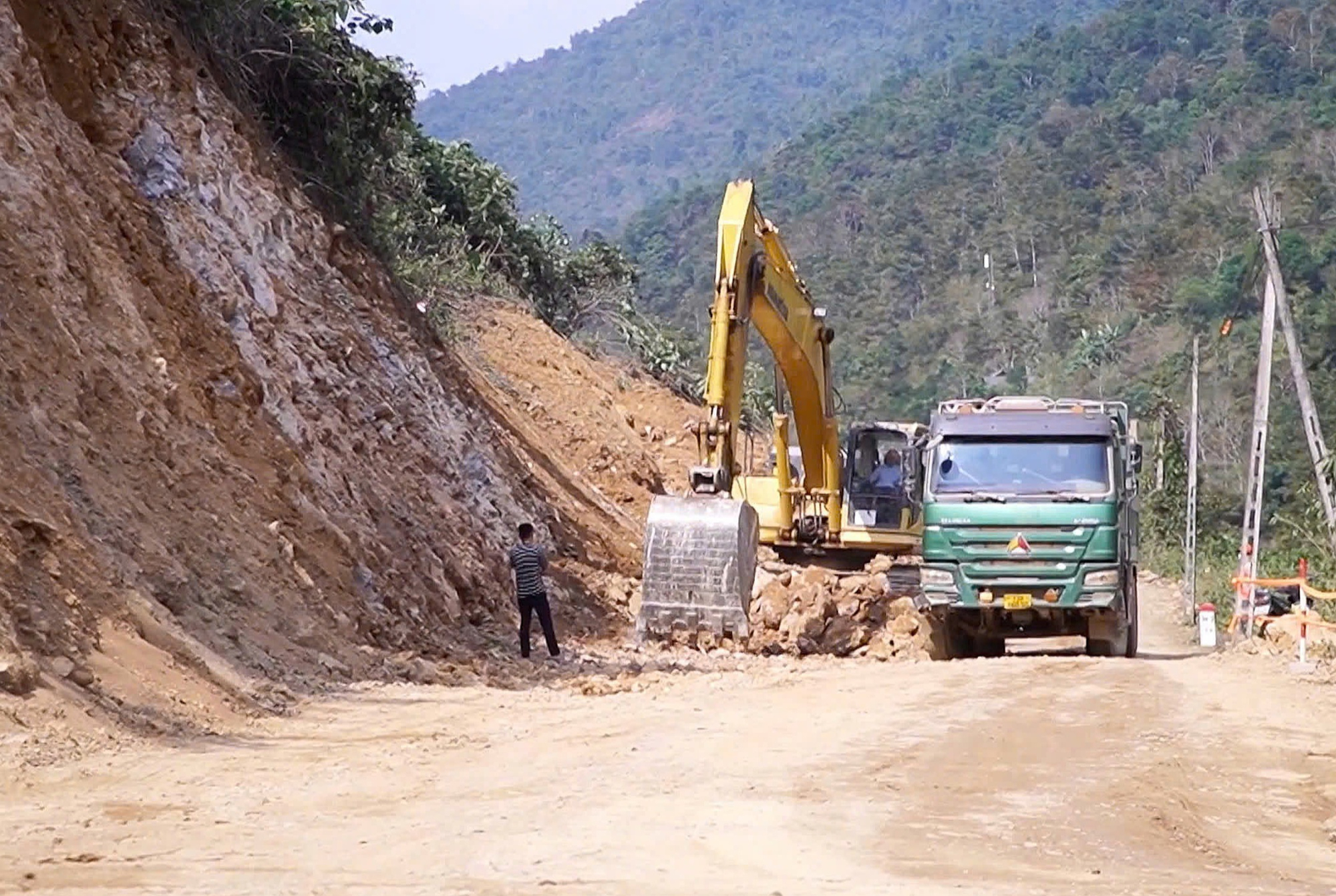 Nghệ An: Đẩy nhanh tiến độ các dự án giao thông theo chương trình mục tiêu quốc gia- Ảnh 2. Nghệ An: Đẩy nhanh tiến độ các dự án giao thông theo chương trình mục tiêu quốc gia- Ảnh 2.