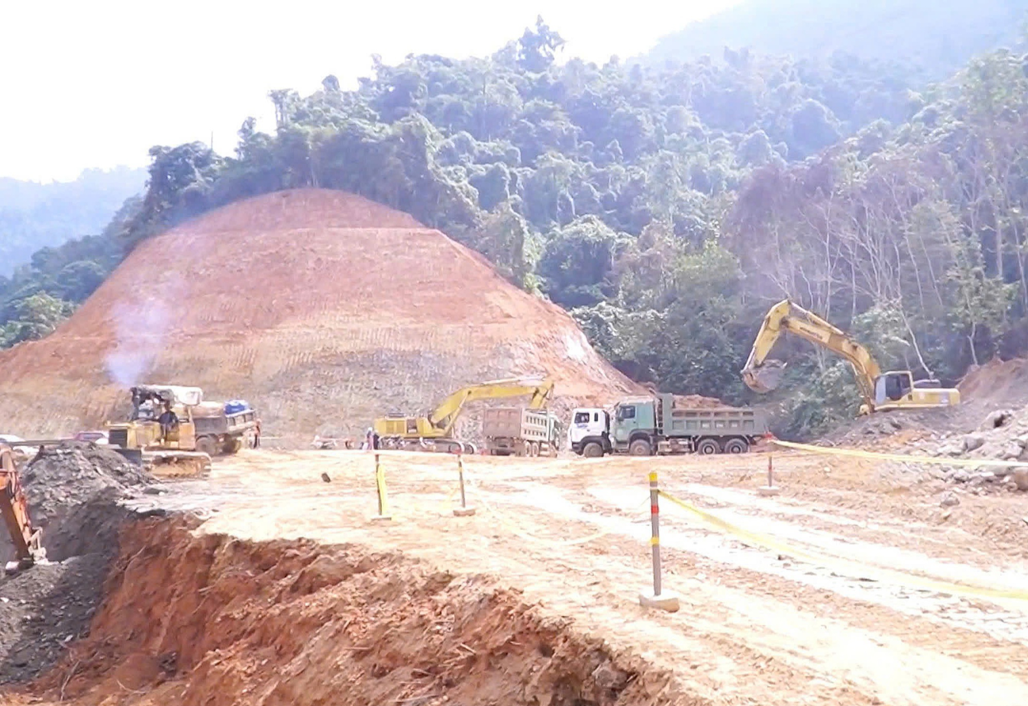 Nghệ An: Đẩy nhanh tiến độ các dự án giao thông theo chương trình mục tiêu quốc gia- Ảnh 3. Nghệ An: Đẩy nhanh tiến độ các dự án giao thông theo chương trình mục tiêu quốc gia- Ảnh 3.