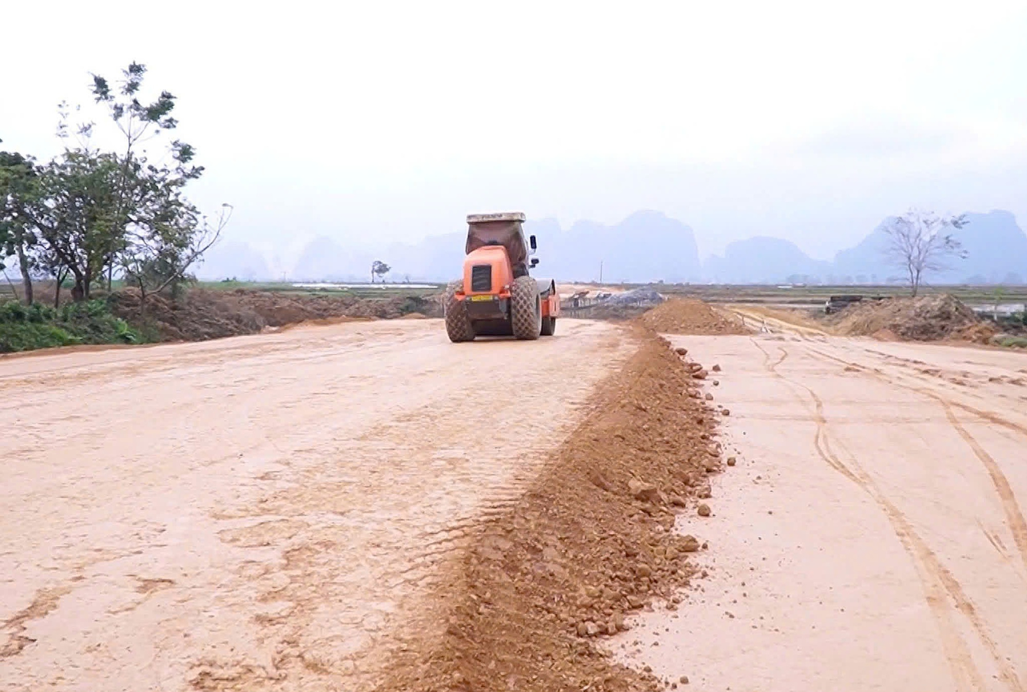 Nghệ An: Đẩy nhanh tiến độ các dự án giao thông theo chương trình mục tiêu quốc gia- Ảnh 5. Nghệ An: Đẩy nhanh tiến độ các dự án giao thông theo chương trình mục tiêu quốc gia- Ảnh 5.