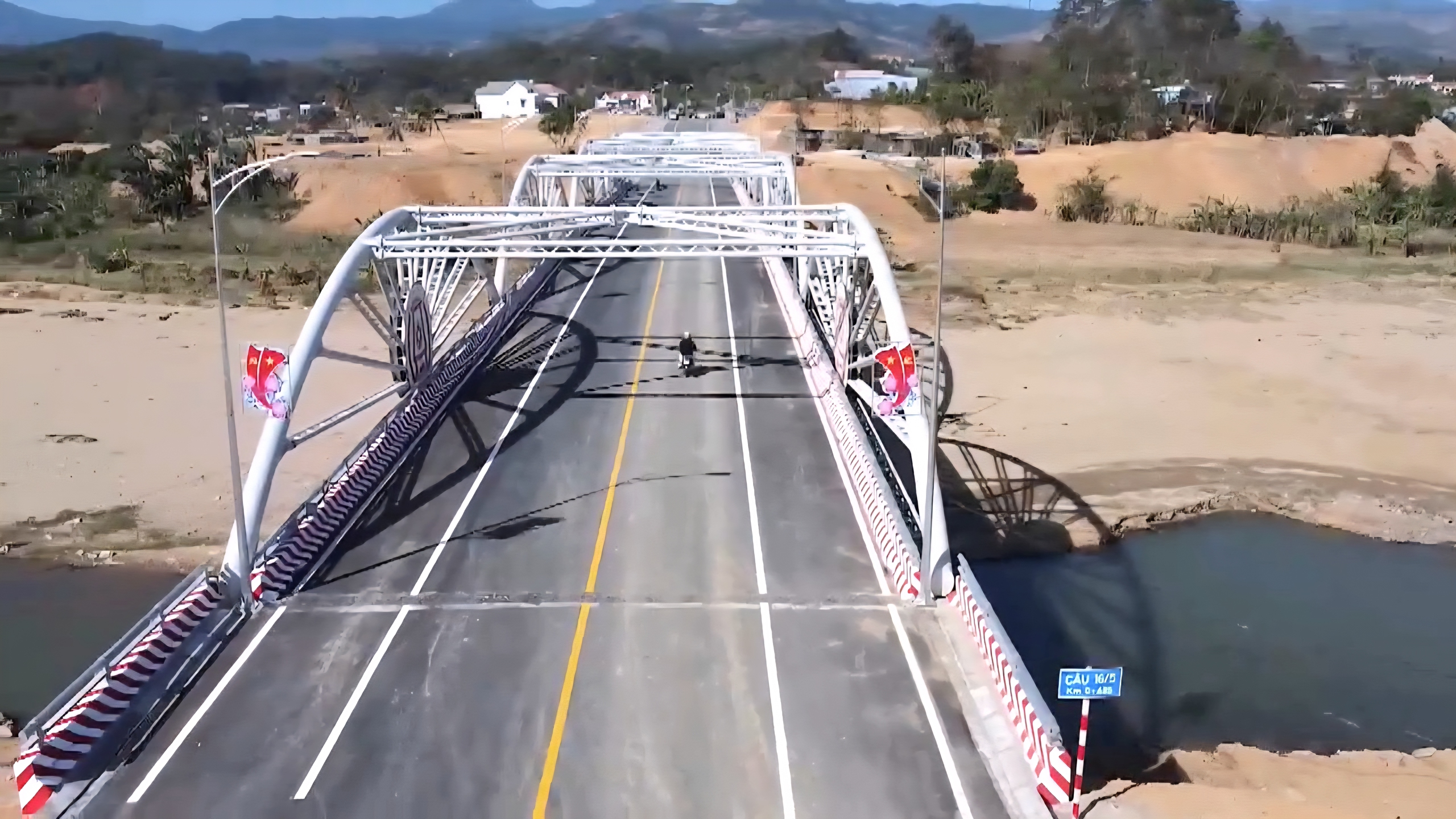 Quảng Ng&atilde;i: Cầu 86 tỷ đồng bắc qua s&ocirc;ng P&ocirc; K&ocirc; th&ocirc;ng xe, phục vụ người d&acirc;n đi lại dịp Tết- Ảnh 1.